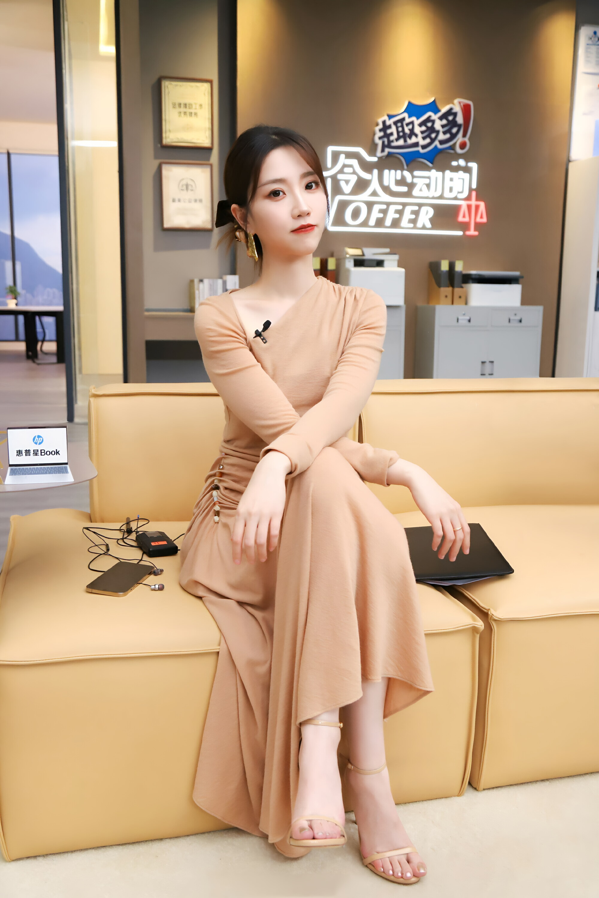 张纯烨出席活动,坐姿优雅惬意,尽显自信从容气质