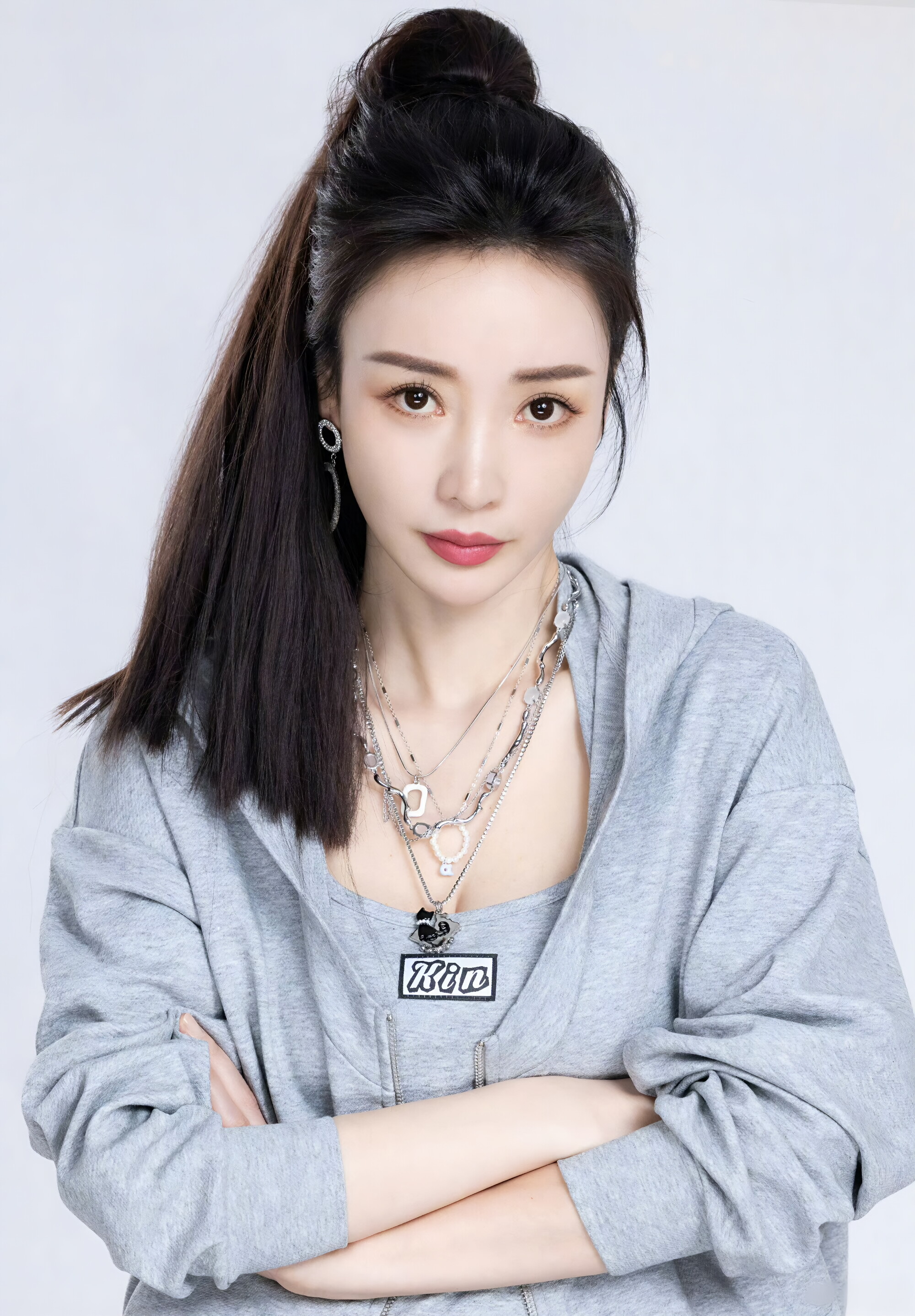 柳岩时尚大片壁纸:穿搭典范,尽显女神魅力