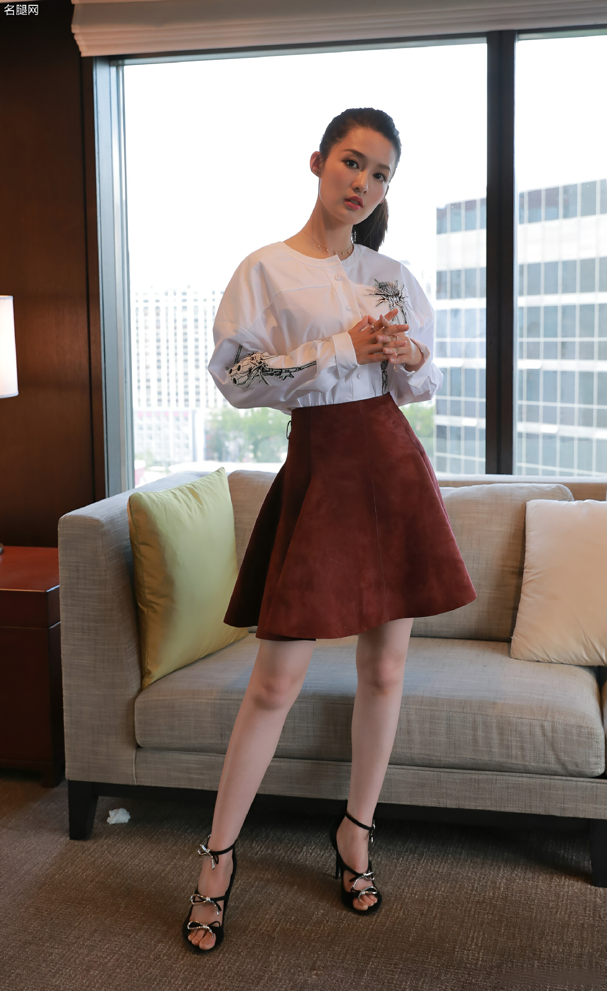 李沁时尚穿搭写真美腿高跟尽展优雅气质美得让人心动