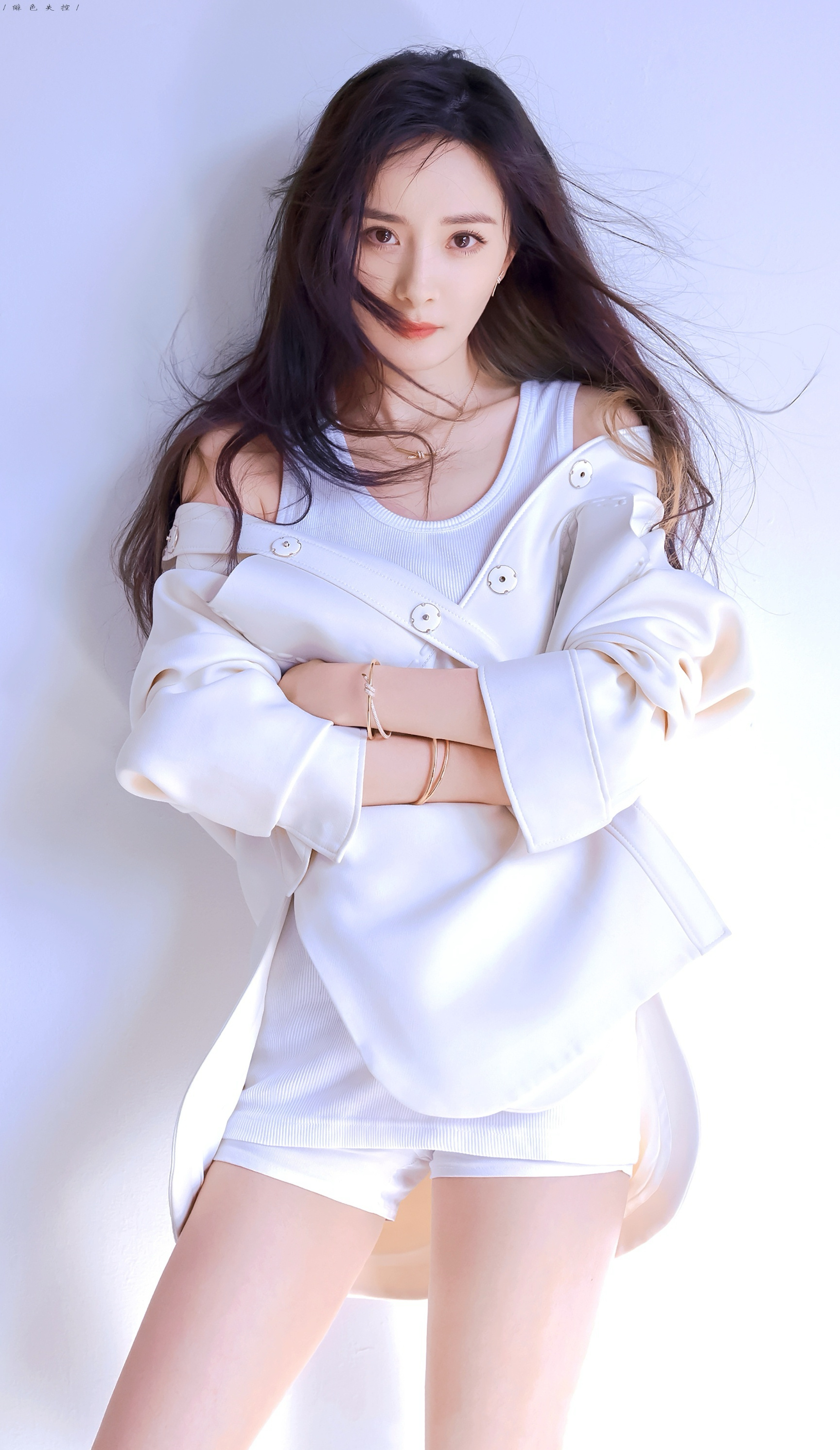 杨幂时尚写真,身材曲线完美无瑕,绽放瞬间光彩