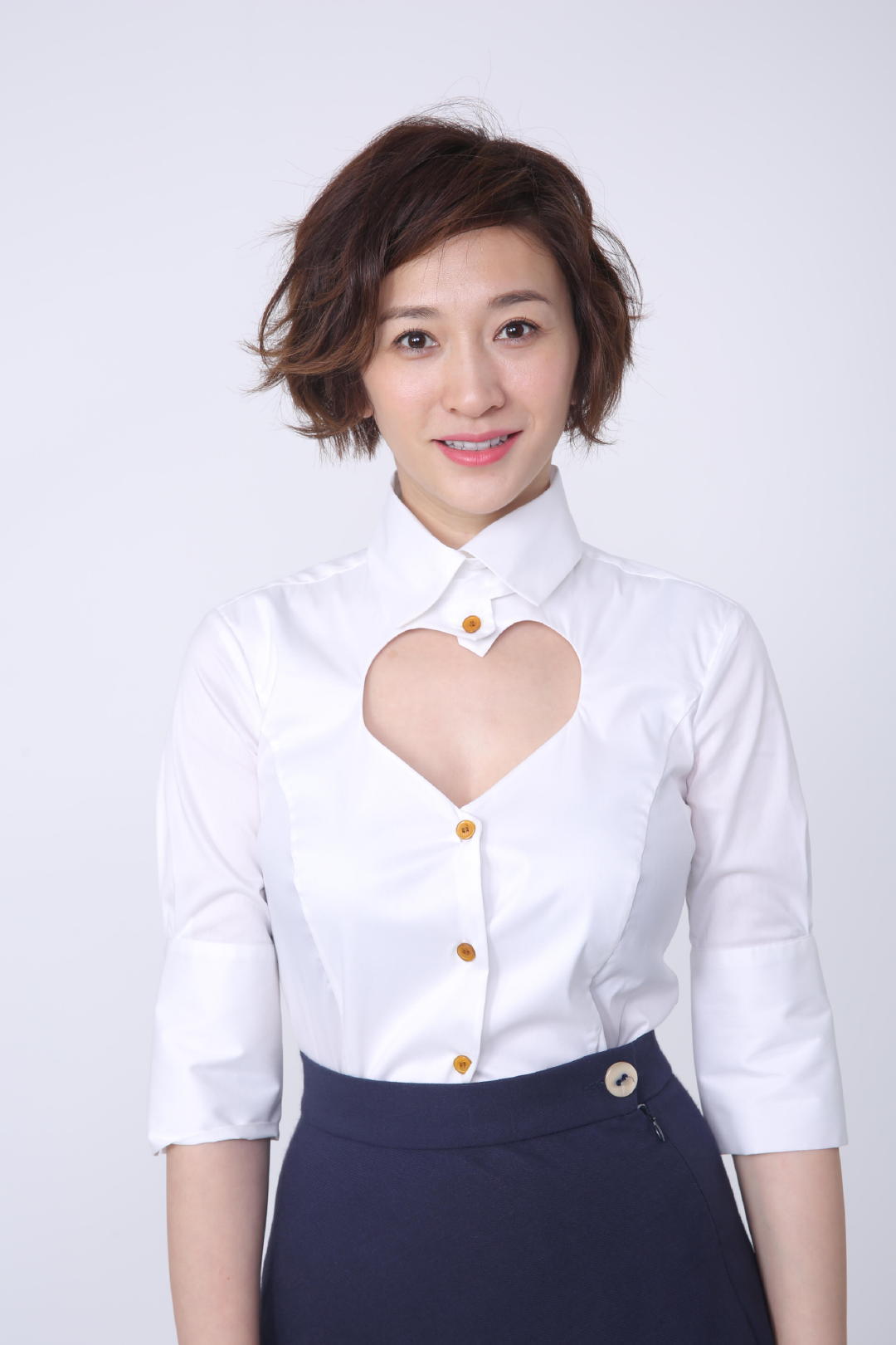 李小冉精致面容配干练短发,心形镂空白衬衫搭配深蓝裙,尽显时尚浪漫