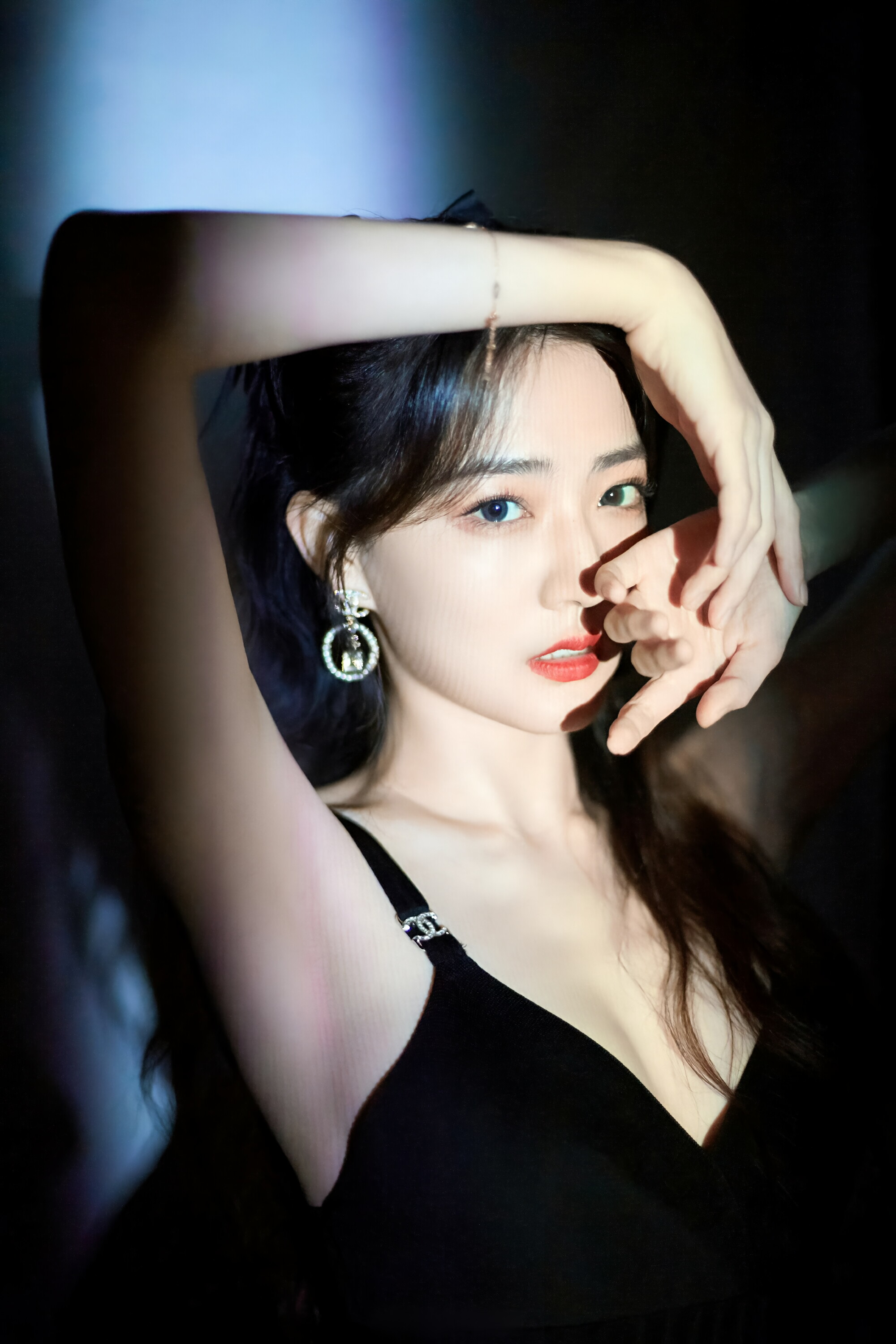 徐璐吊带短裙装扮,优雅身姿,令人倾心