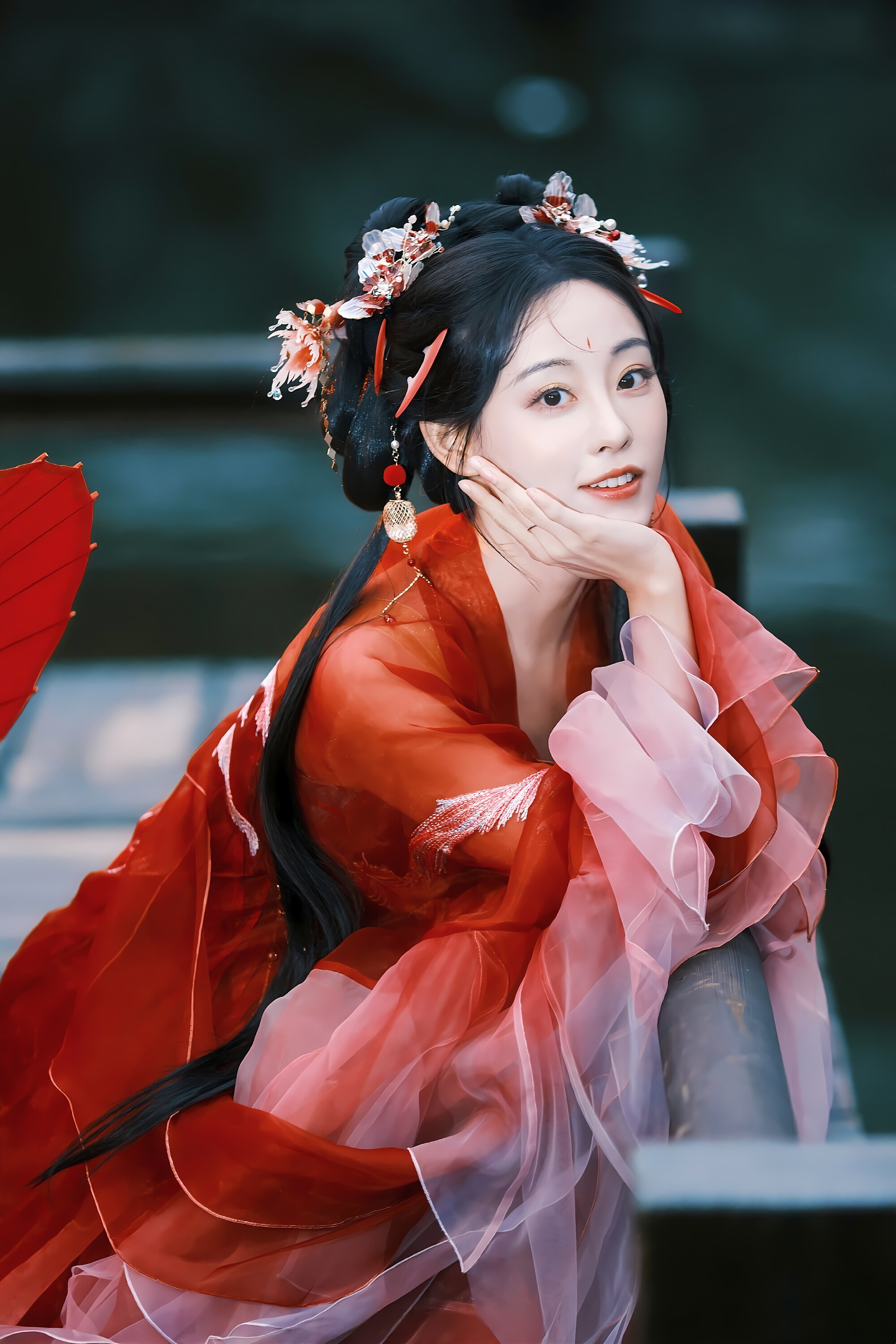 红衣映佳人,祝绪丹古风轻盈柔美,尽显风华绝代!