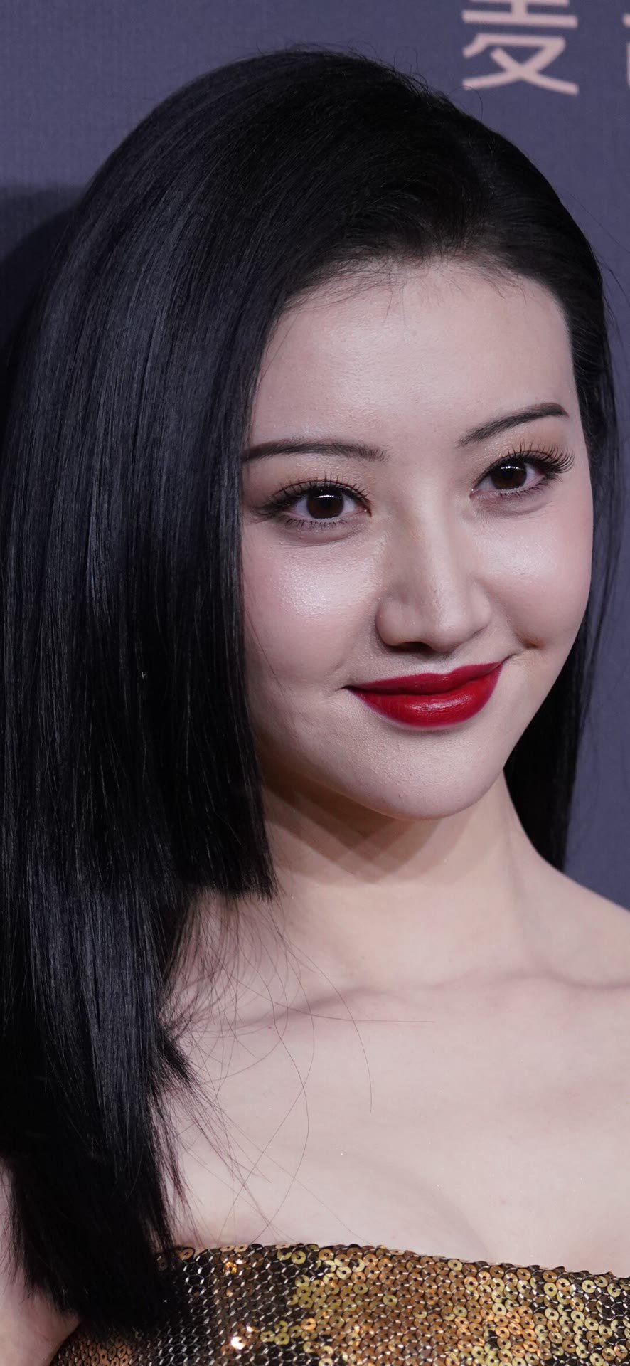 景甜金色礼服闪耀红毯,红唇妆容增添明艳光彩