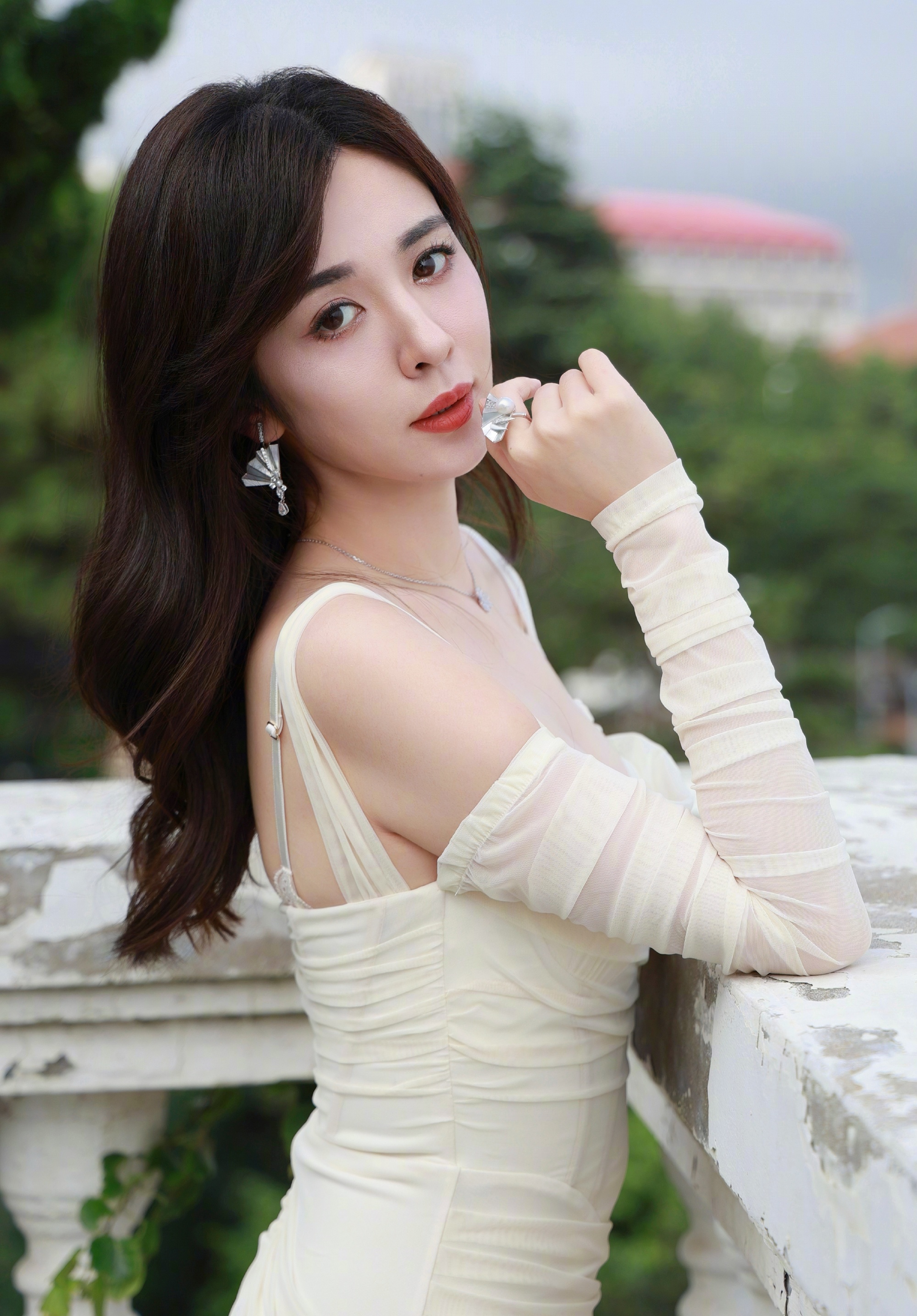 王晓晨:精致面容,优雅穿搭,尽显成熟女性魅力