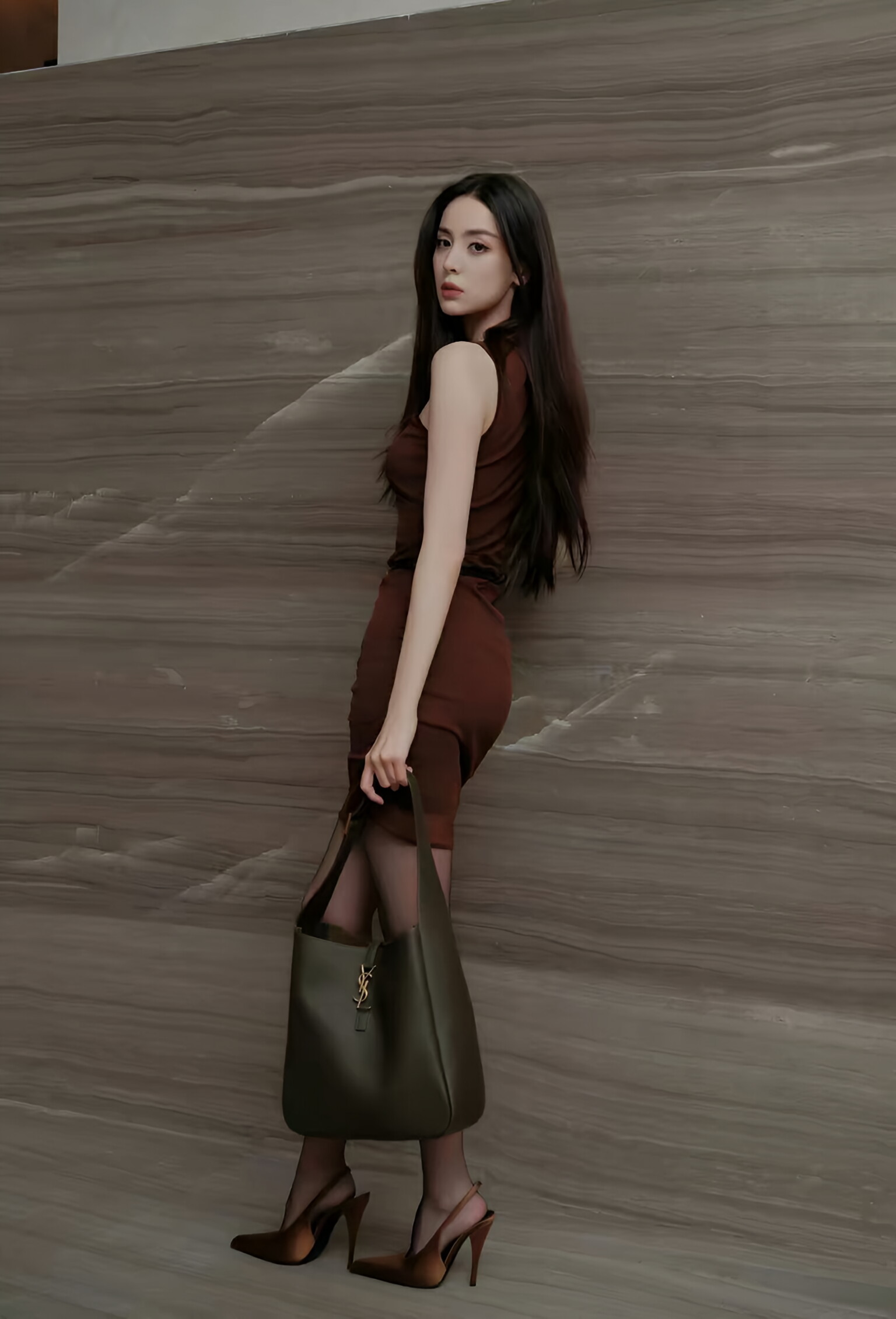 古力娜扎时尚写真集,美腿成焦点尽展婀娜韵味