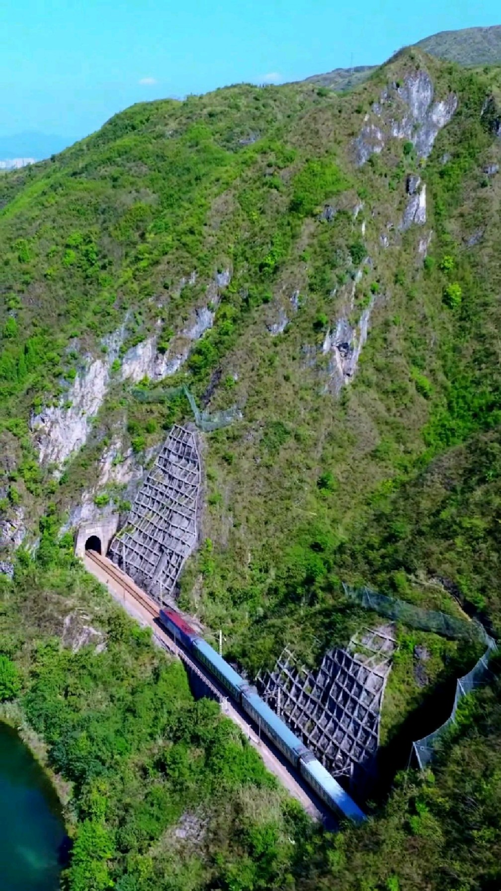 实拍湘西大山里火车穿洞,好震撼呀