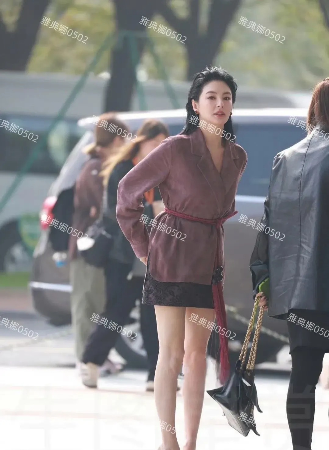 她本人比电视上小一号瘦一圈皮肤超好五官特别近精致腿也又细又直