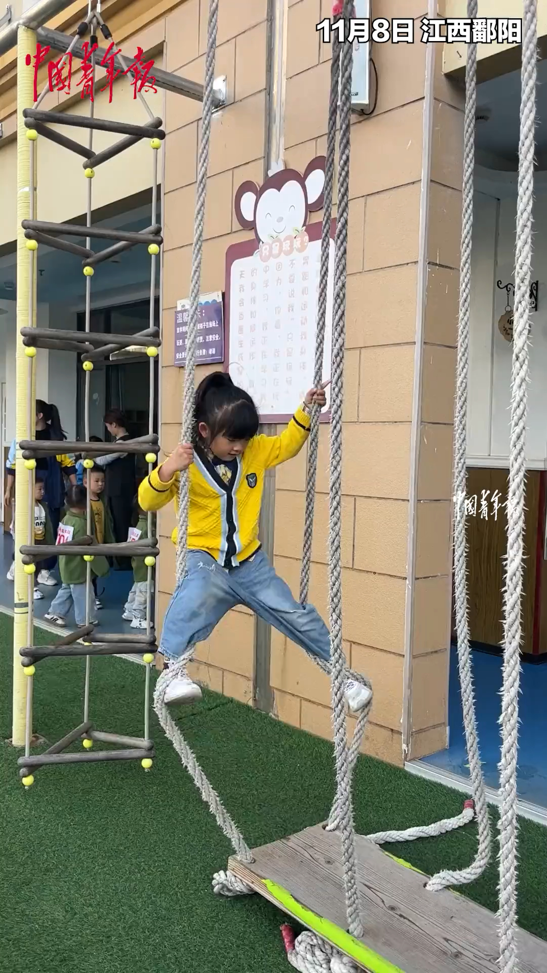 五岁半女孩攀爬动作迅速获得冠军