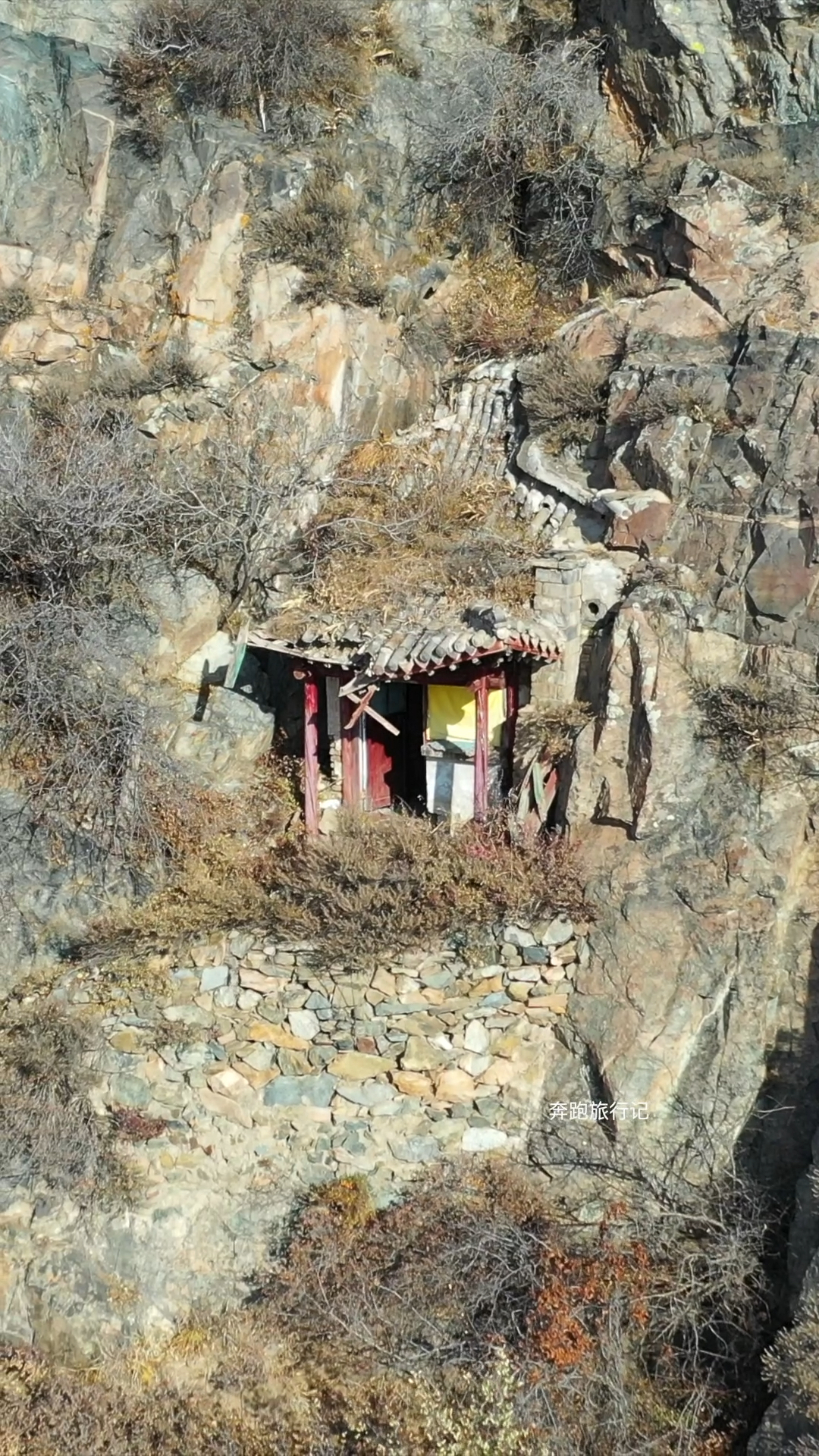 河北大山有一栋神秘的房子建在悬崖上,真是让人百思不得其解.