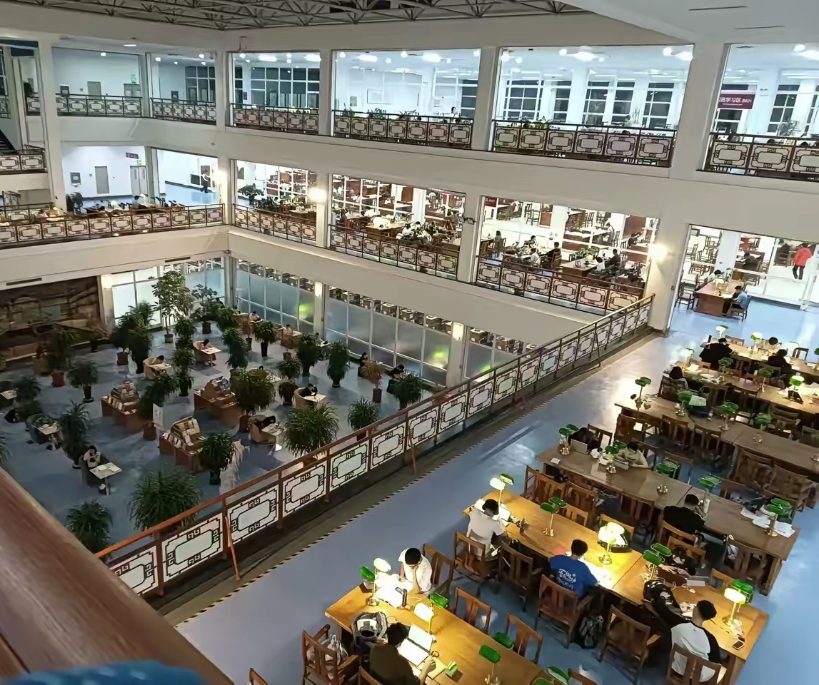 哈工程的图书馆真是太美了,儿子参观了哈工程的图书馆,给我发来了照片