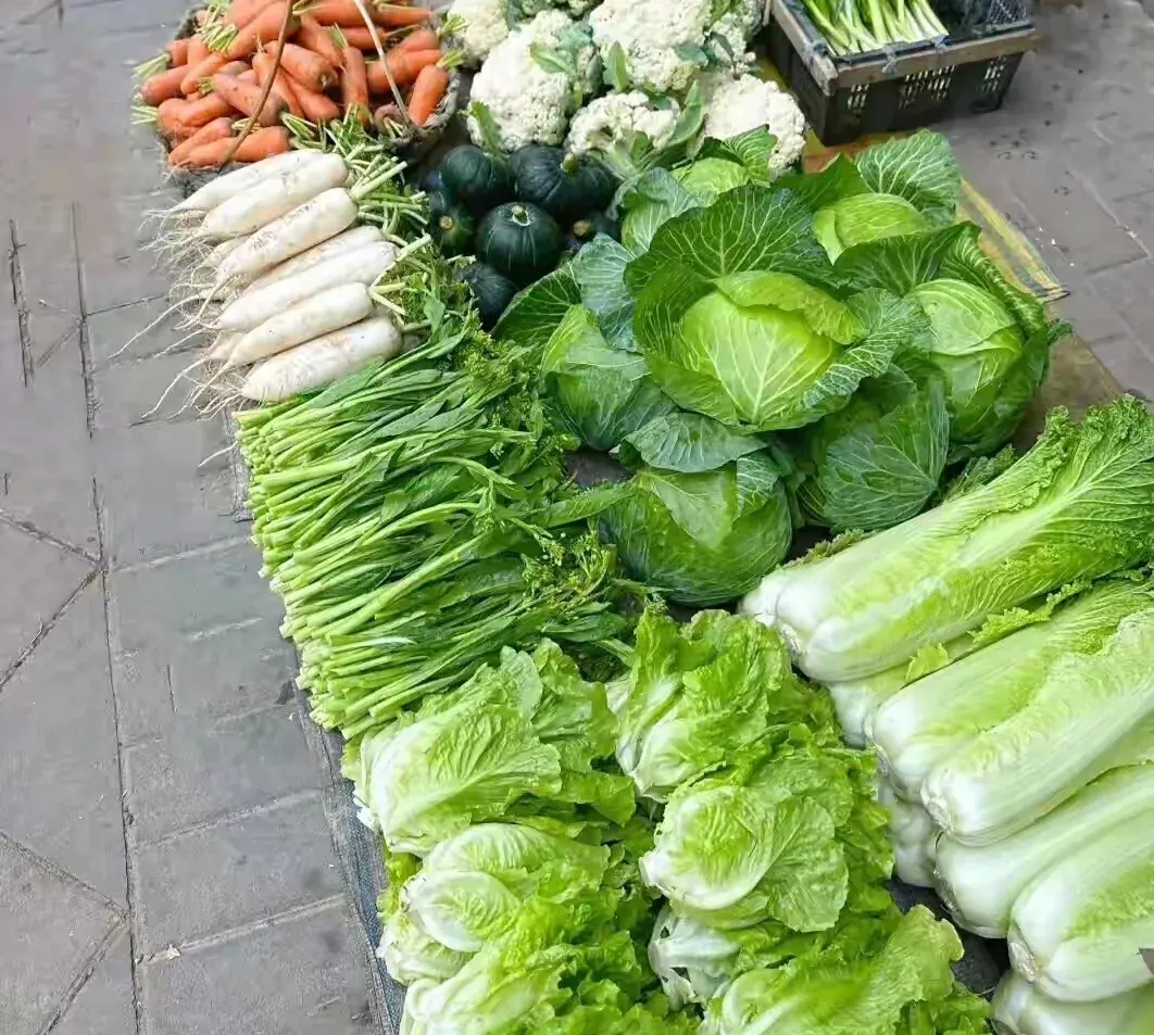 公公在小区门口摆摊卖菜,我担心看到公公不打招呼不太好,打招呼又担心