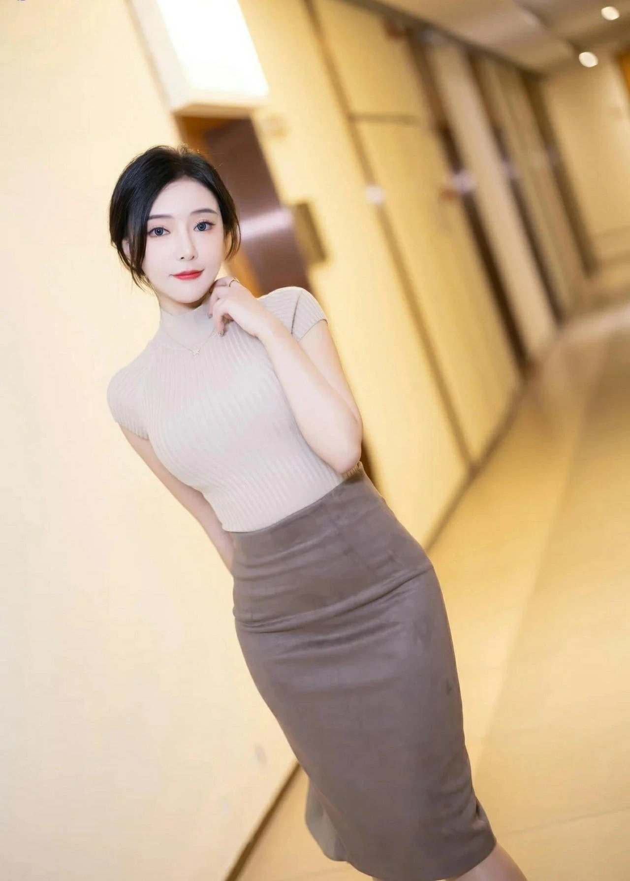 美人图集,都市御姐纯欲写真,米色高领短袖搭配棕色包臀裙,简约而优雅