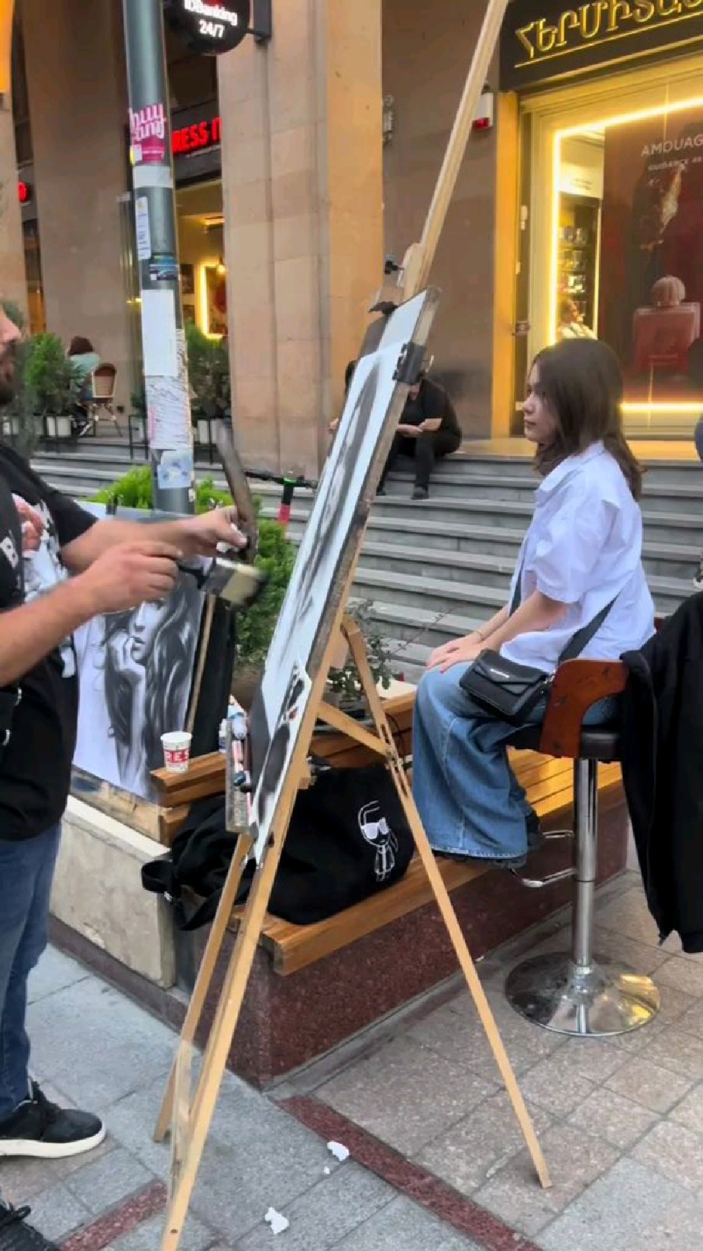 街头给女生画肖像画