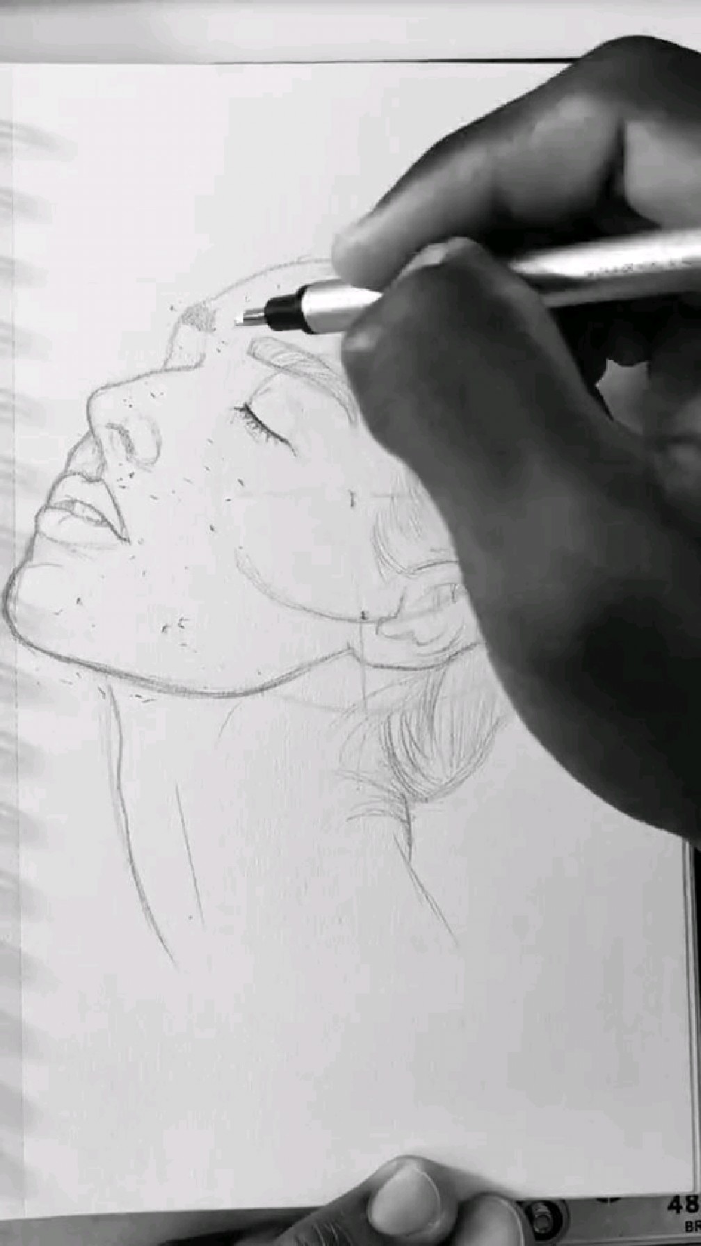 如何用铅笔画仰头的女人