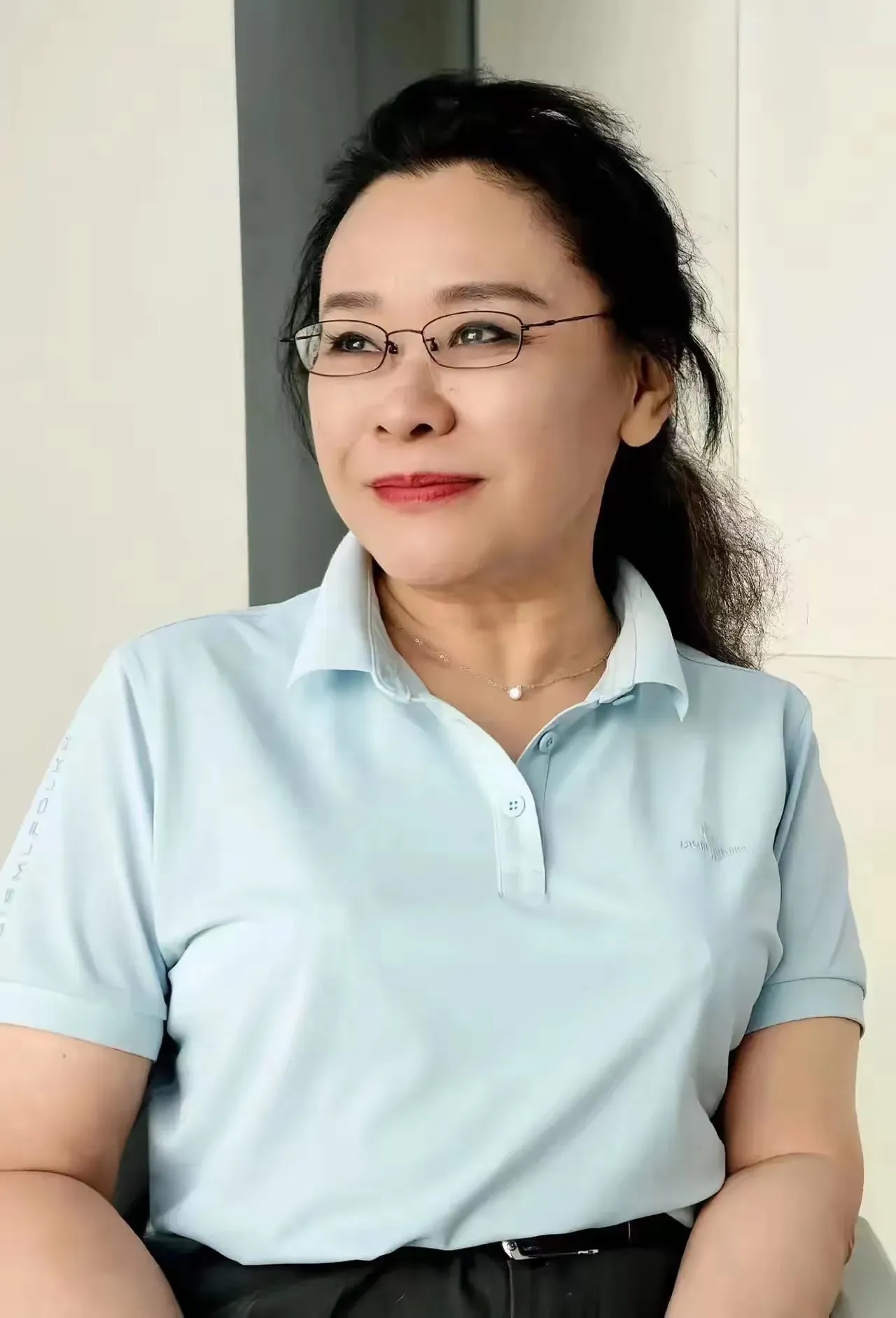 然而几十年过去了,张海迪看上去比同龄人年轻的多保养的真好,我却已