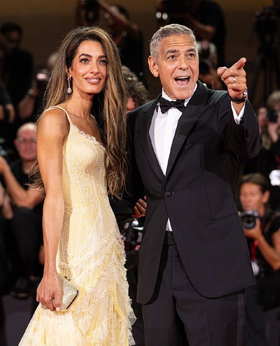 克鲁尼和妻amal clooney,布拉德·皮特与女友伊内斯·德·拉蒙,他俩