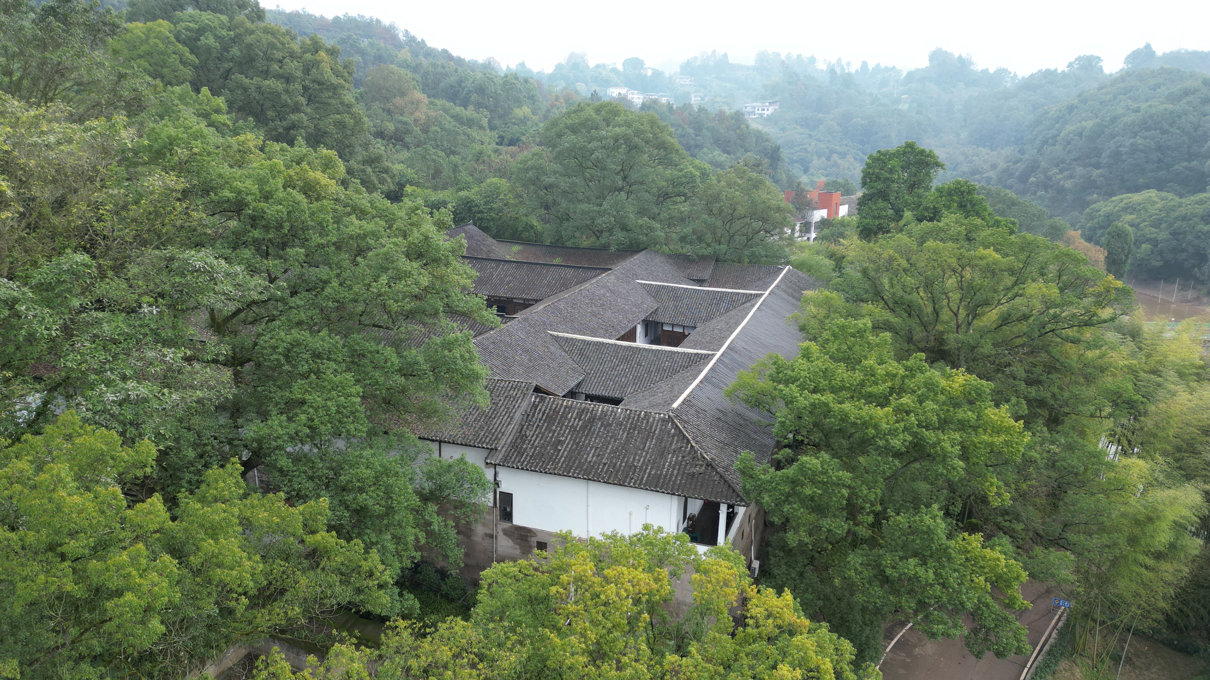 重庆巴南区南彭镇的大山中,有一座清代民居,古朴
