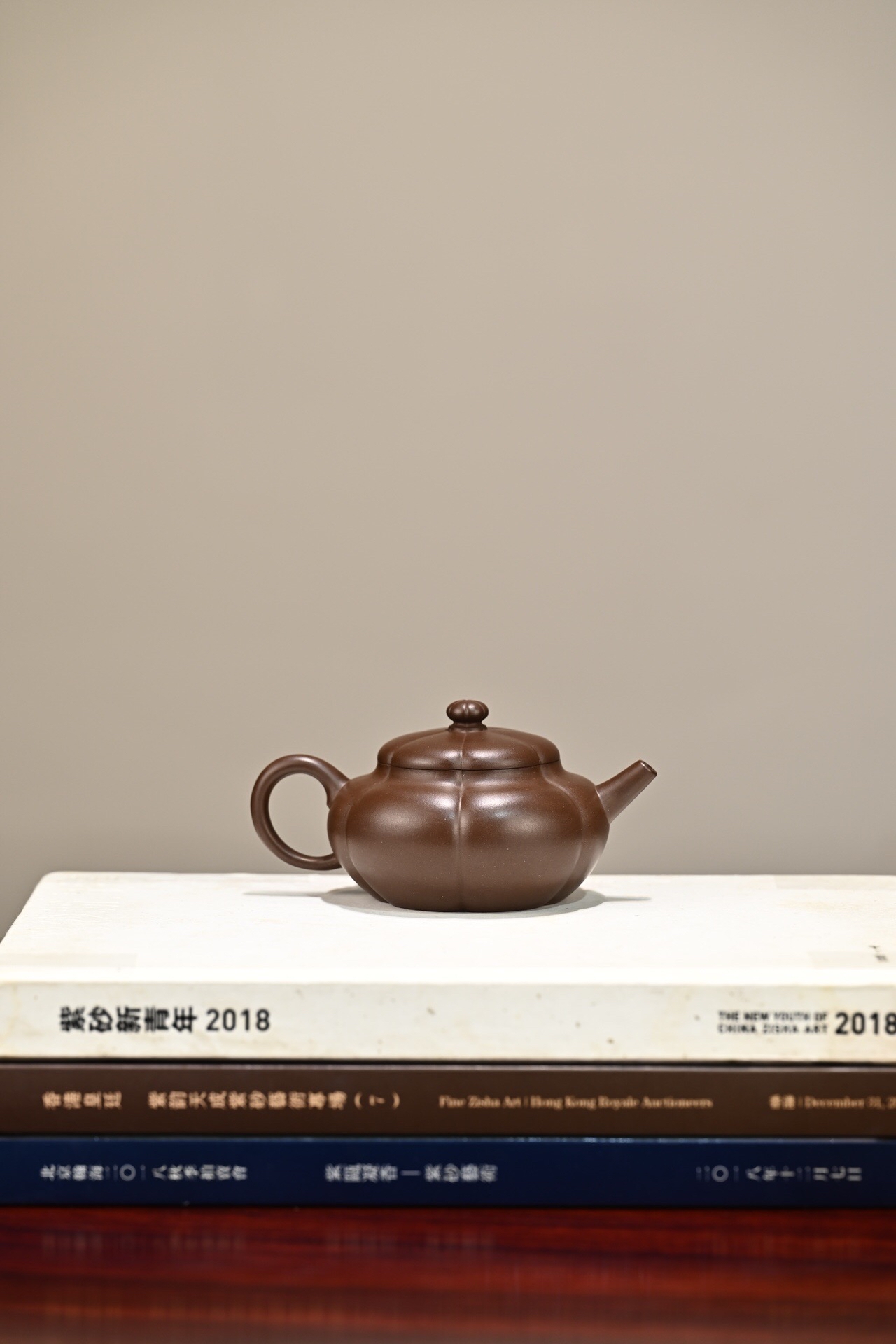 容量190cc 泥料,极品紫泥 壶身模拟圆润菊瓣,筋络隐现