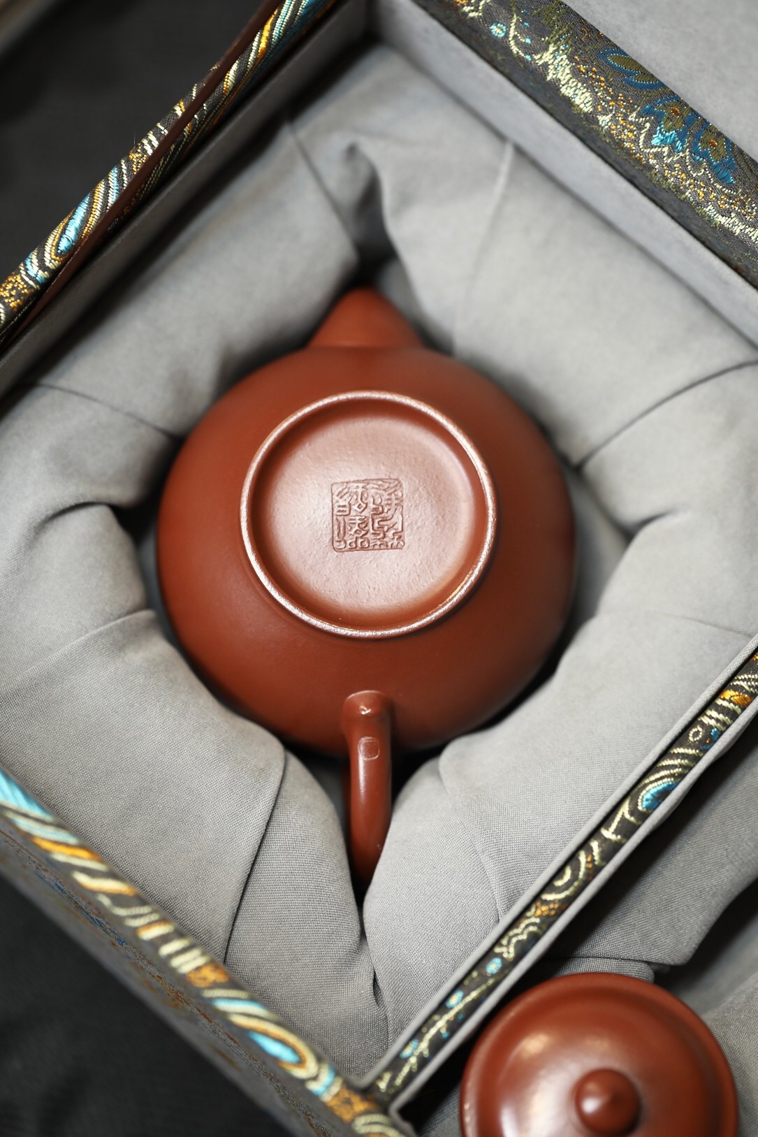 笑樱·全手工 高工作品 容量200cc 泥料,极品紫朱泥 其壶身饱满富有