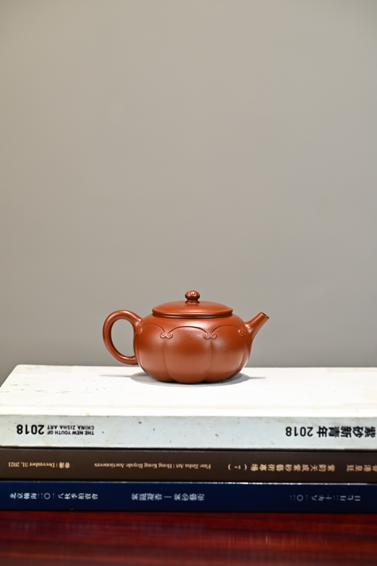 状态,用需要目数的筛子过筛,把过筛后的泥料泡入缸中,过一 紫砂云纹壶