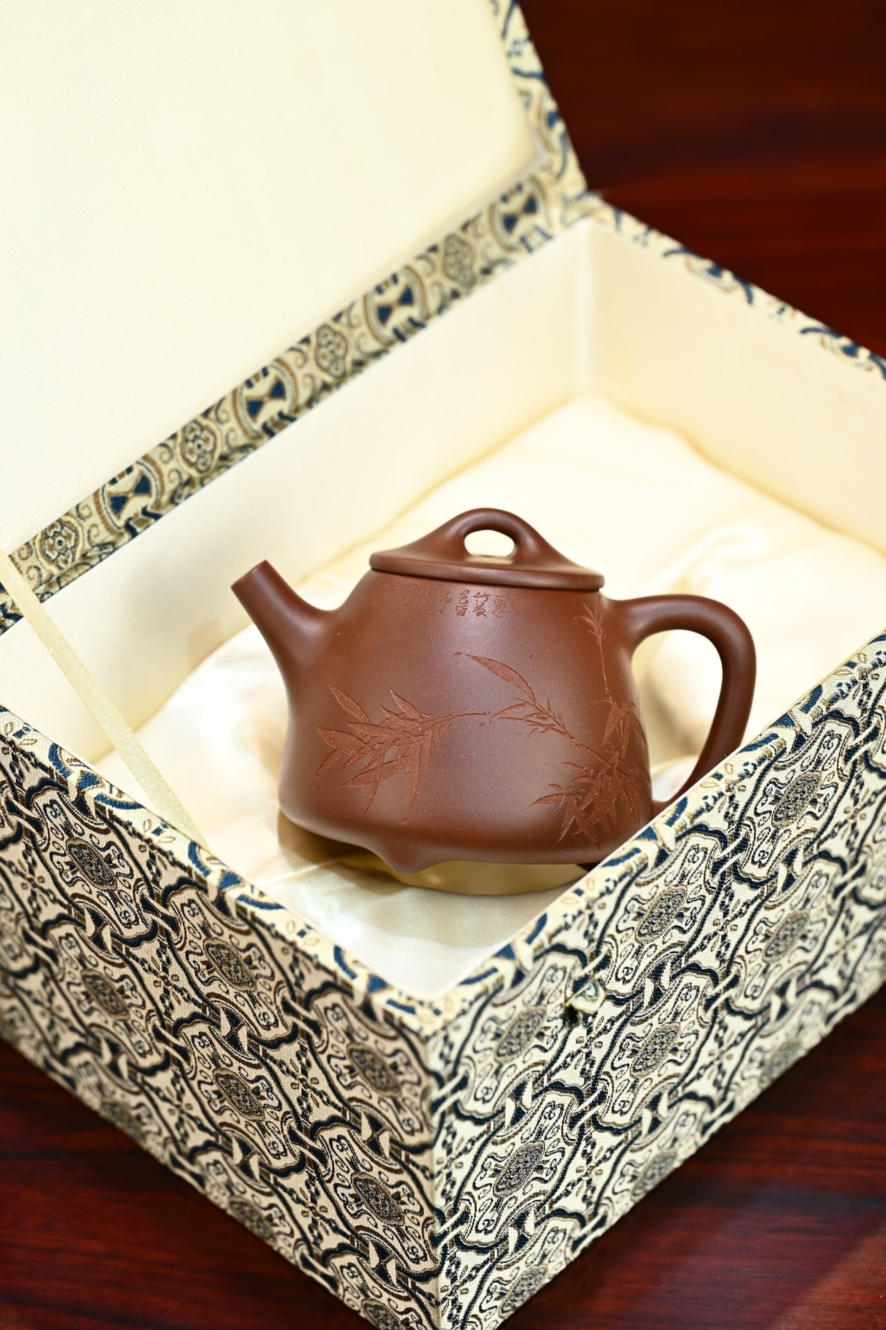 任何泥料,物理上都是以颗粒存在的,无论黏土类陶土还是紫砂类陶土