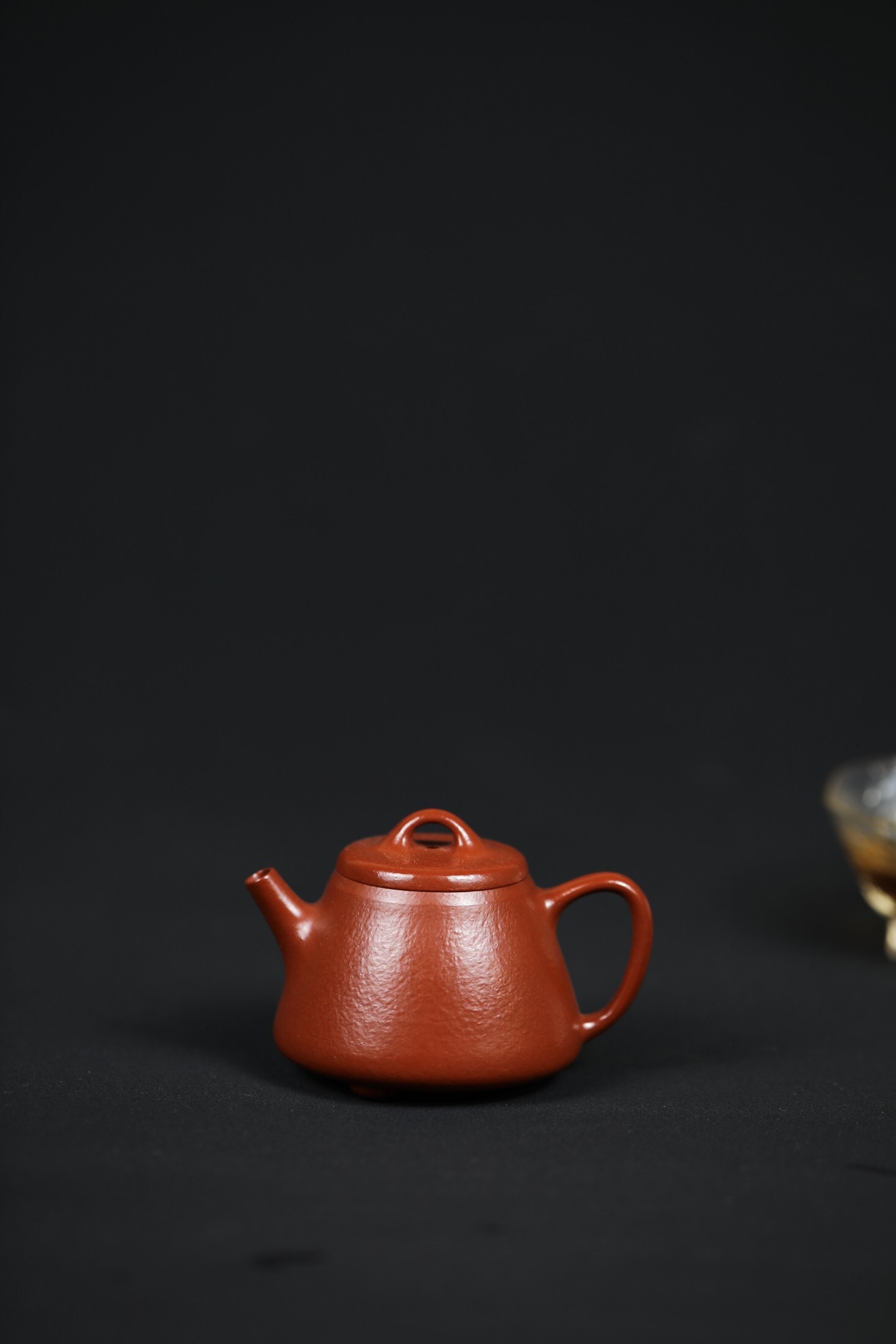 上手观察壶身表面的颗粒感与质感砺成四方壶图片马坤紫砂