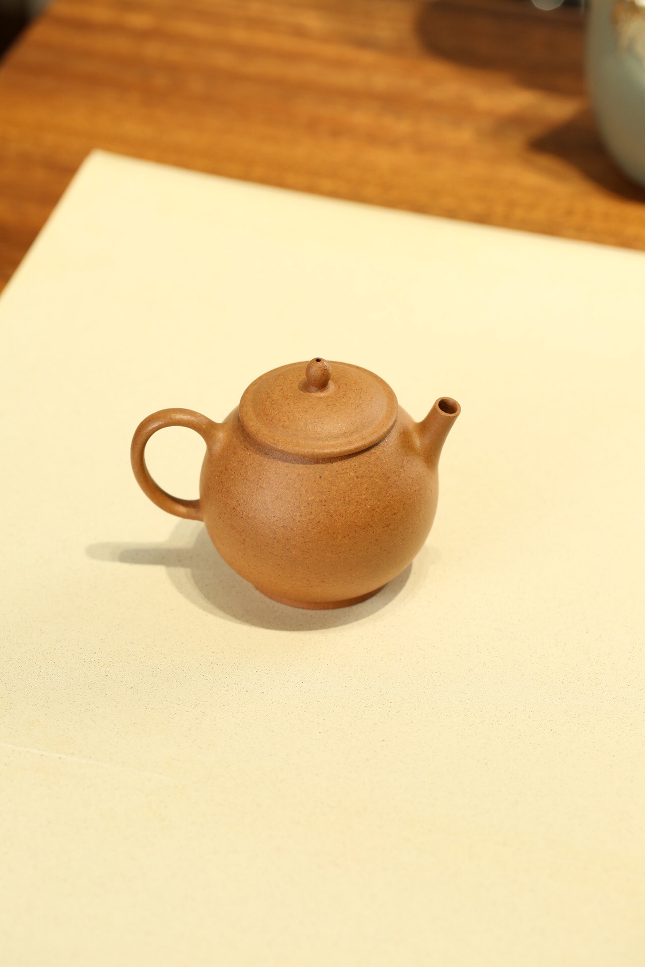 关于朱泥的分类,行业内说法很多,总的来说就三种:赵庄朱泥,黄龙山朱泥