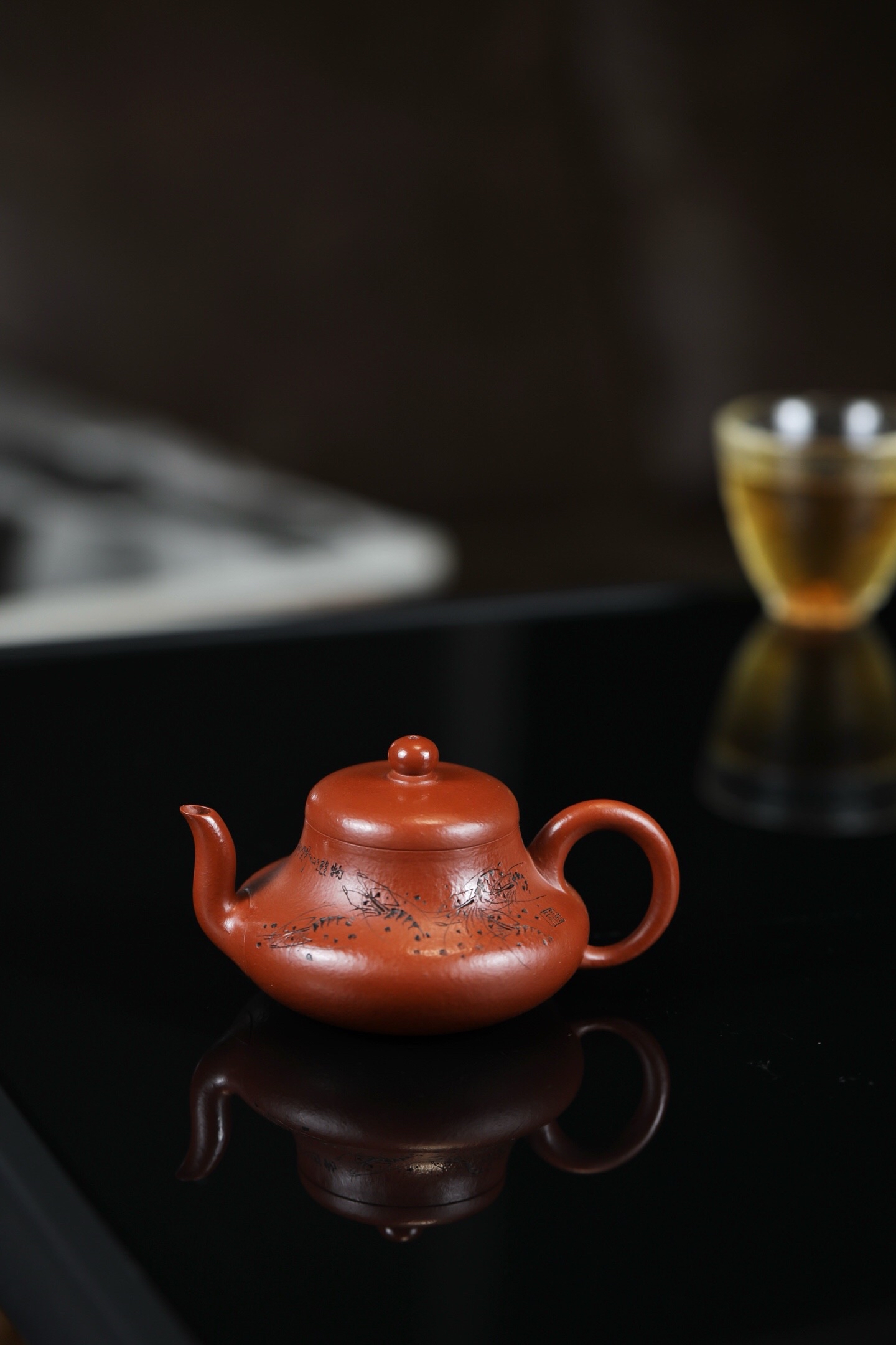 君德·全手工 研高作品 容量120cc 泥料,极品朱泥 此壶形似矮梨,腹部