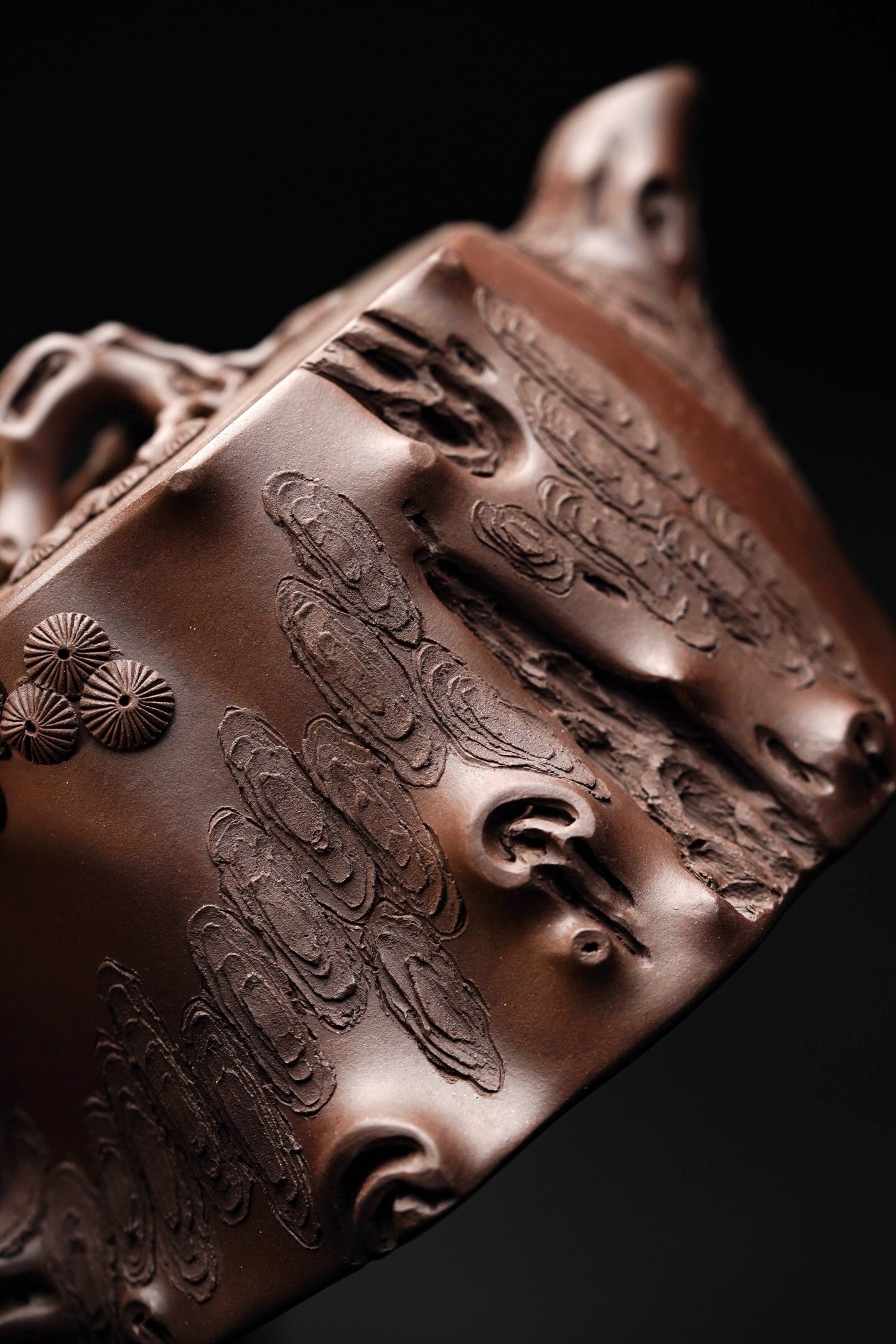 壶盖紧密嵌合壶颈,底部圈足轻盈