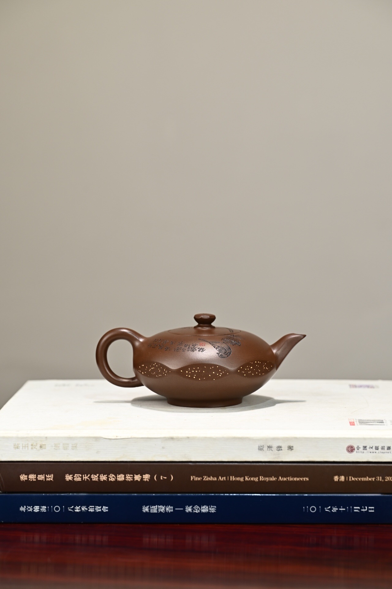 养壶也是门大学问,勤泡勤养之下,壶身逐渐润滑,渐显黯然之光,是泥料泡