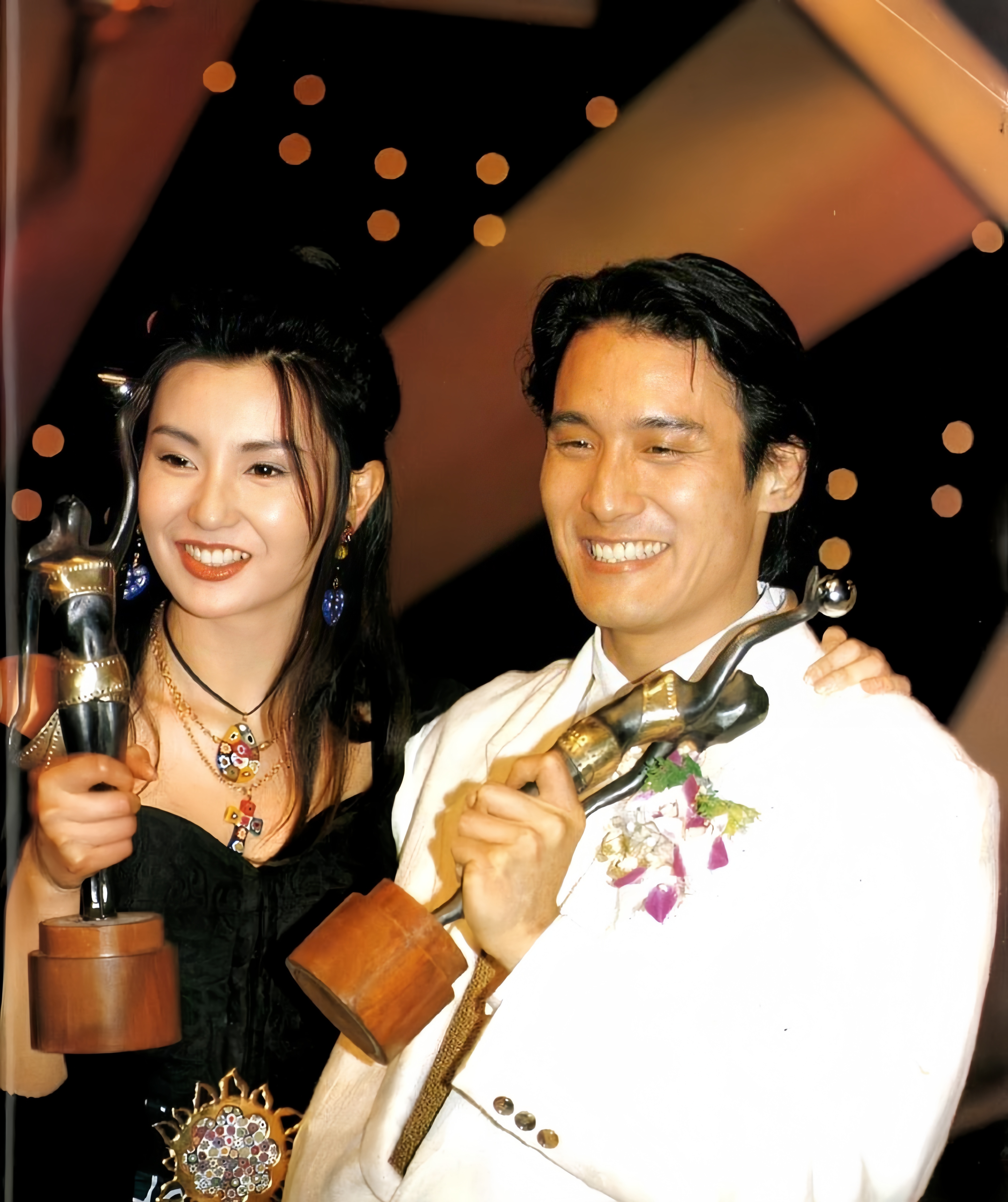 明星老照片:张曼玉,梁家辉金像奖合影