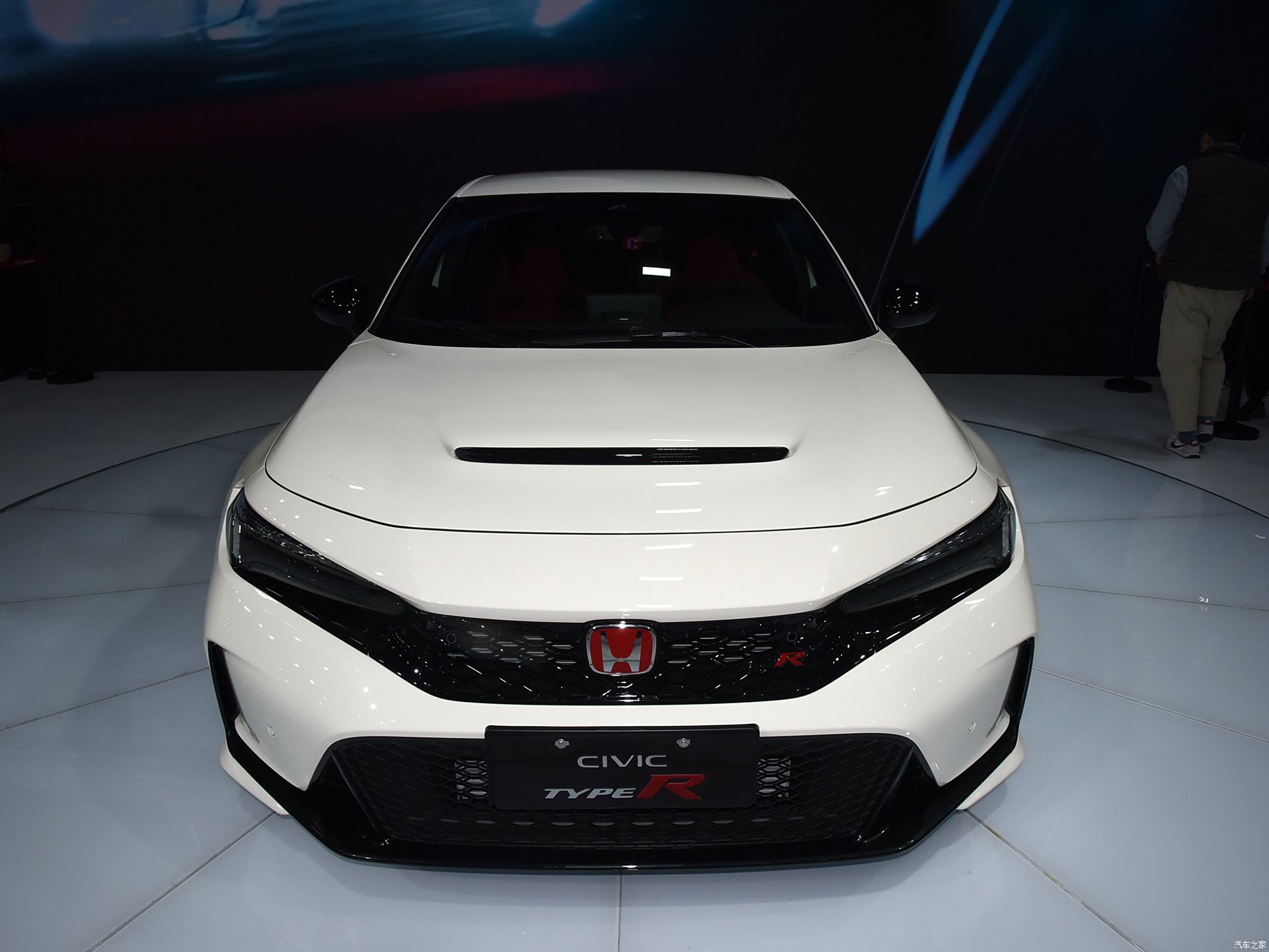 新造型极具轿跑风范,新款本田思域civic轿车预告图曝光