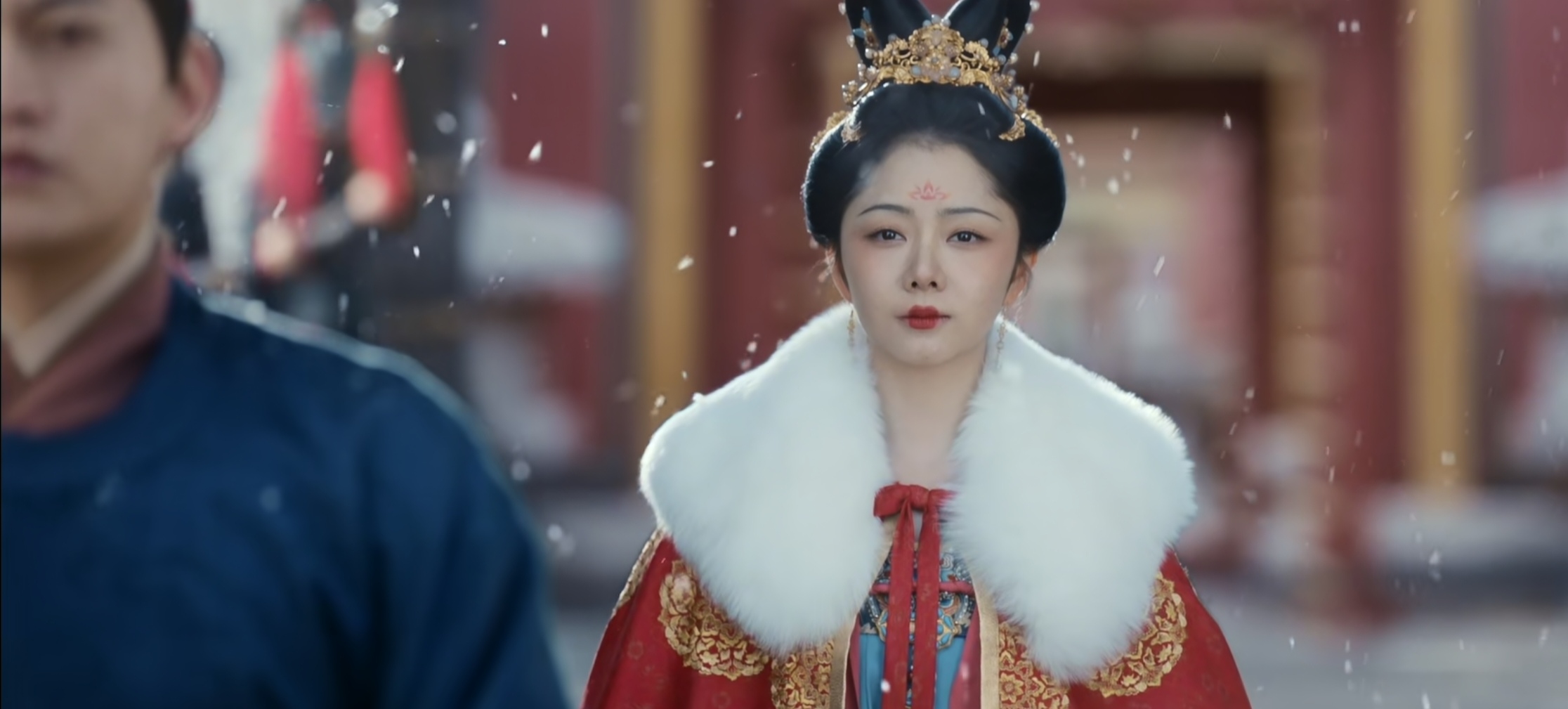 唐装要求脸颊饱满,松韵的脸虽小,但脸型饱满,上镜特别好看,再加上由