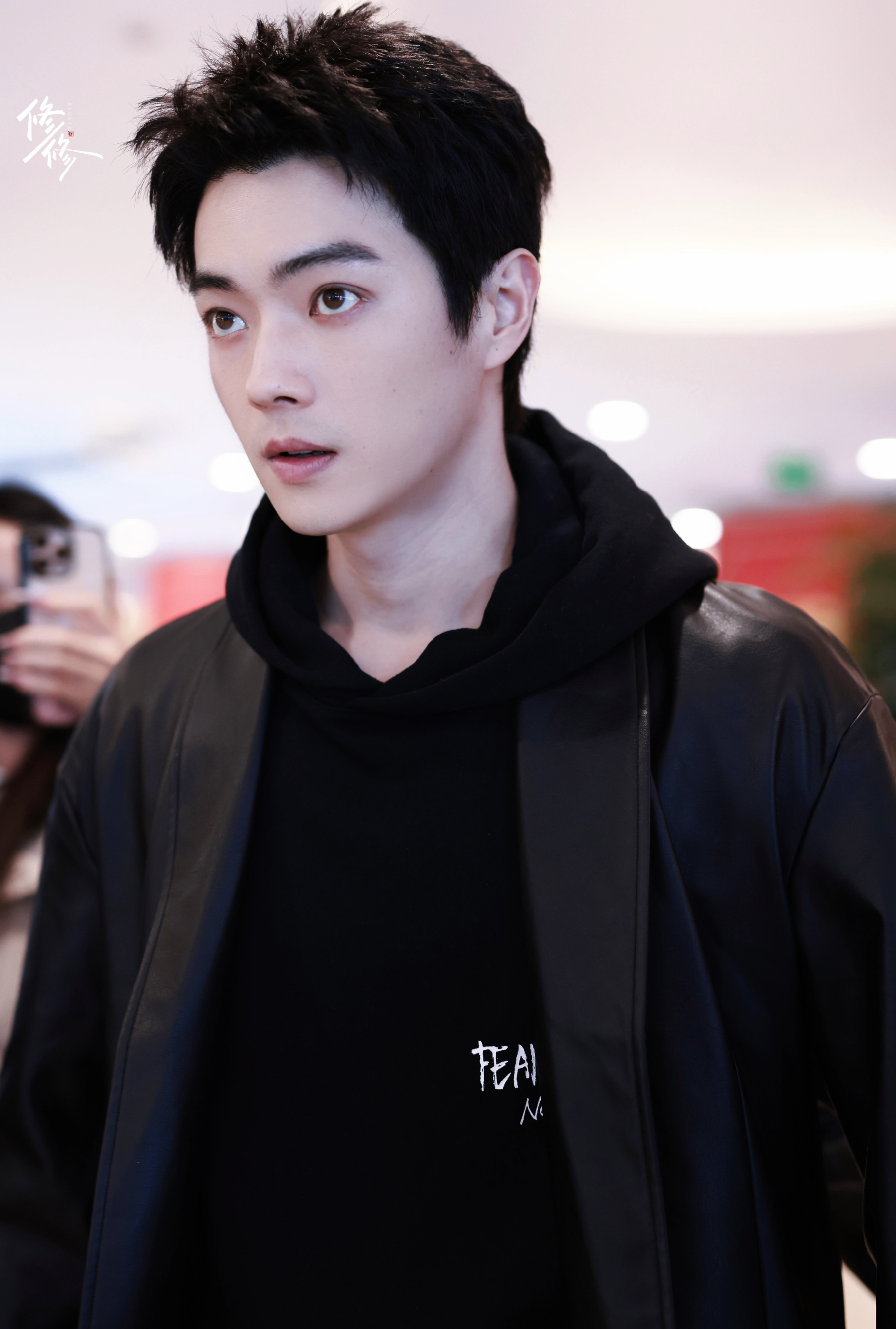 当时的许凯没有现在名气这么大,脸上的笑容单纯可爱,谦卑的姿态明显