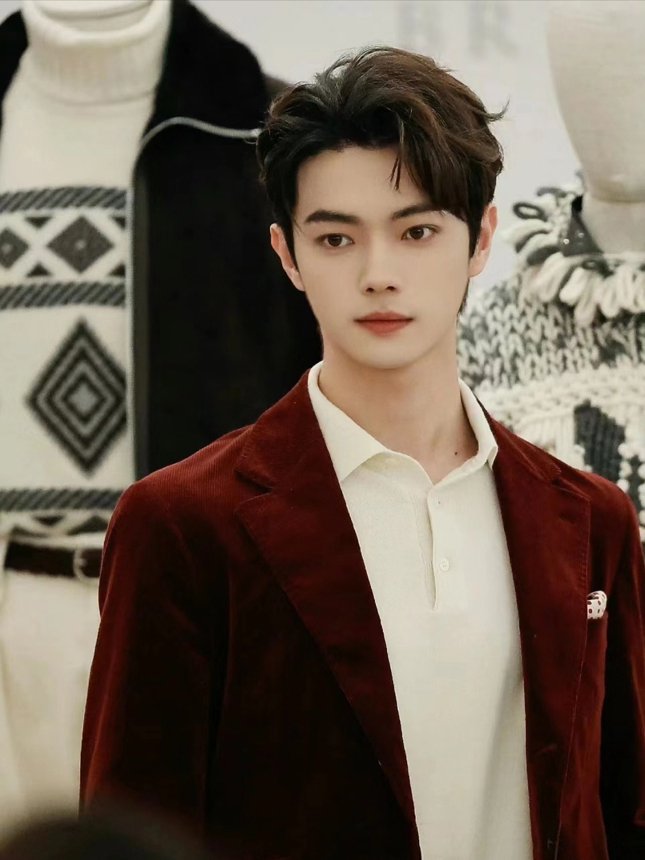 许凯.  如果用一个词来形容现在的许凯,你觉得那个词更合适?