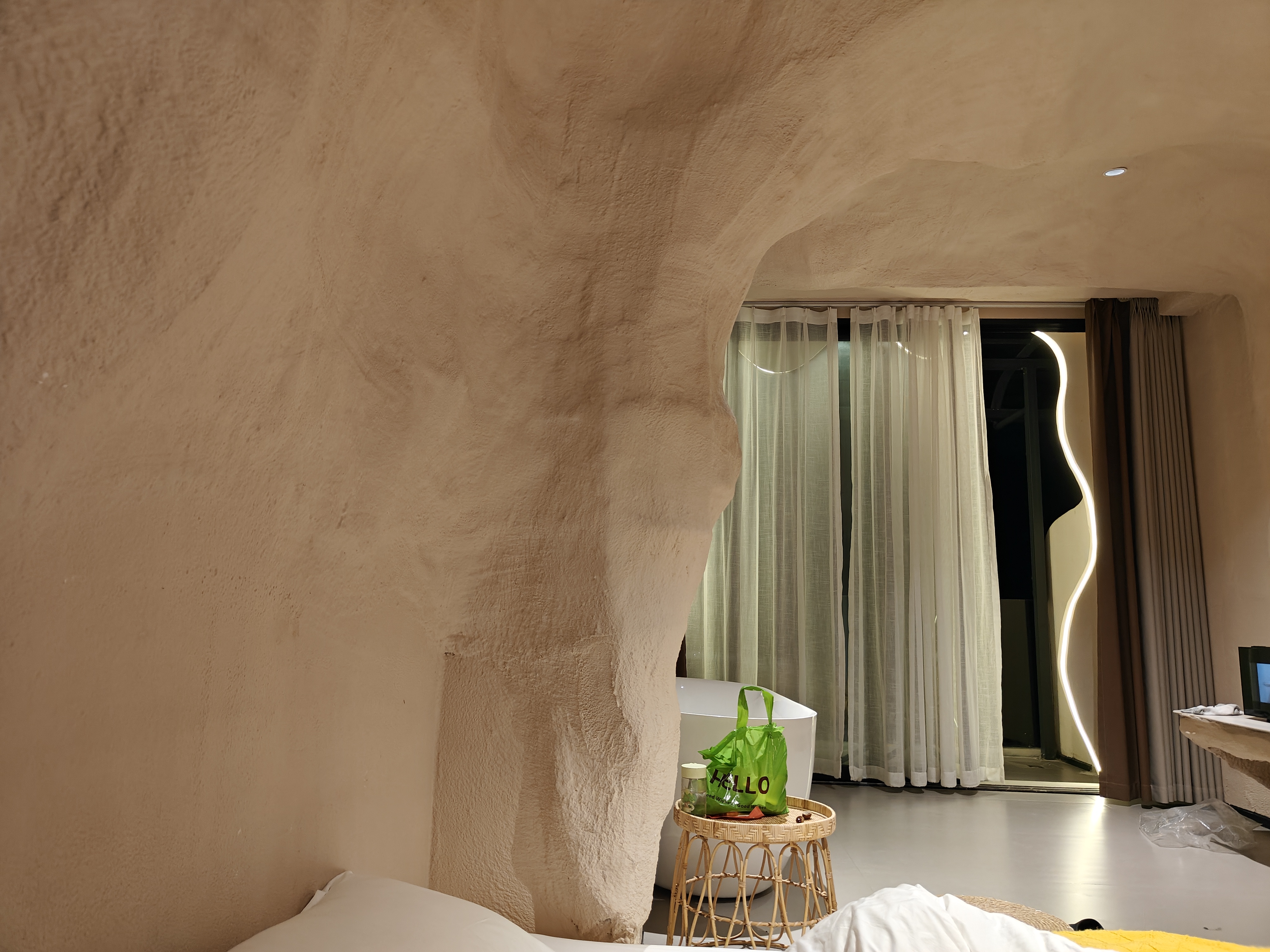 就是没桌子放我的笔记本电脑,只好放在一个倒扣的筐子一样的矮桌上