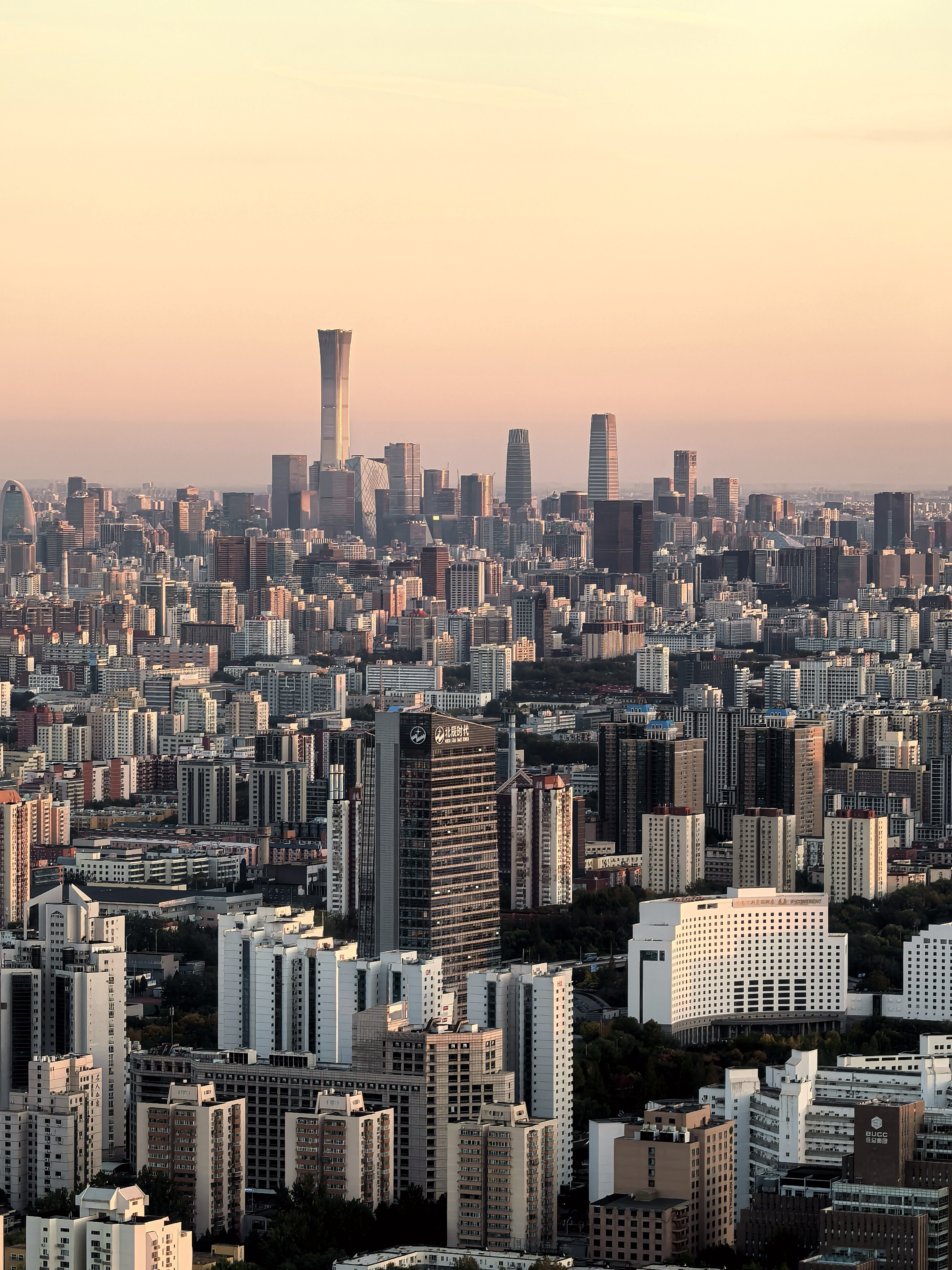 夕阳下站在奥运塔之巅,全方位俯瞰北京城,令人心胸宽广,震撼不己!