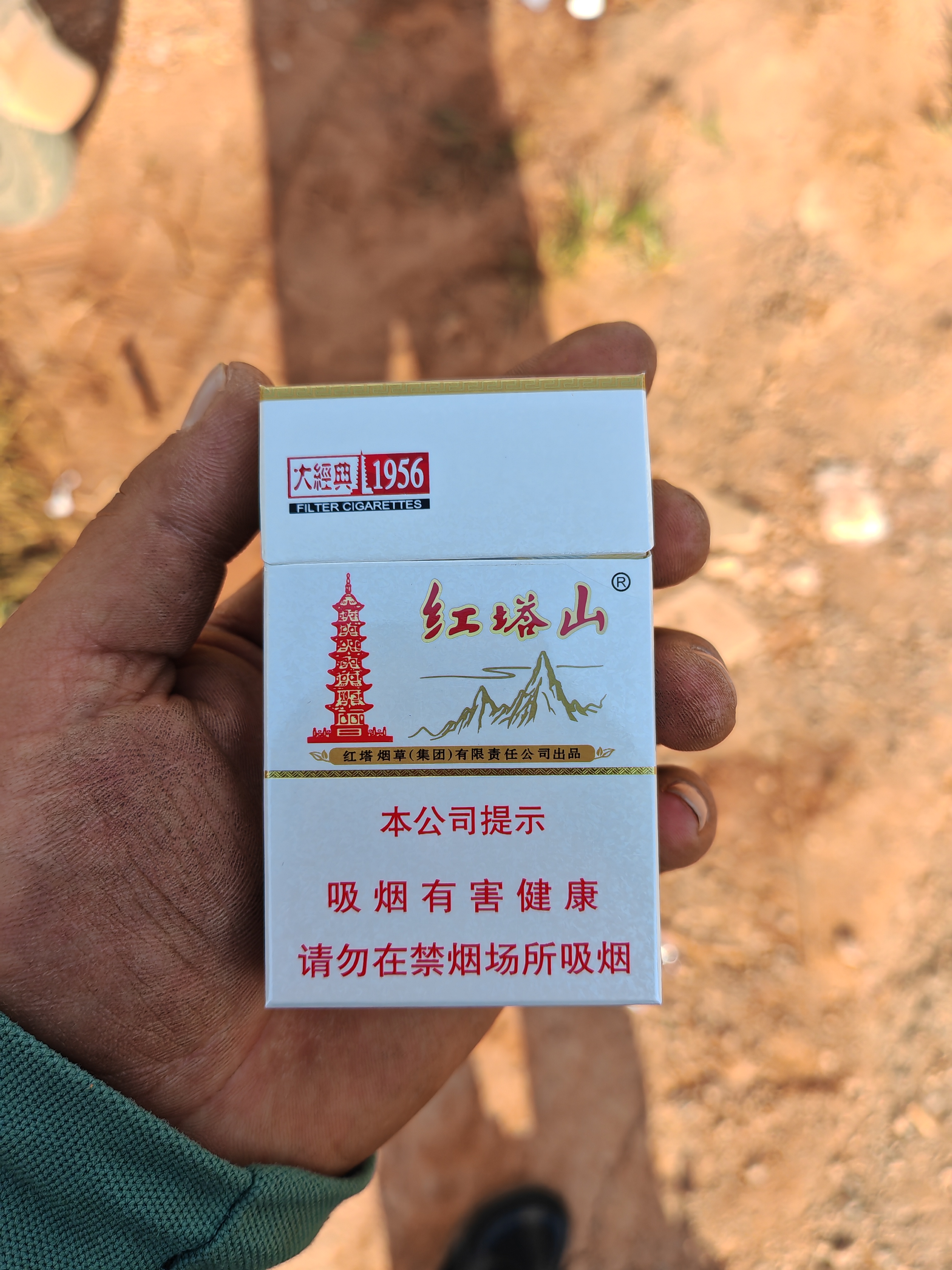 干快递和摆摊,把自己累到半死就不会有太多时间去