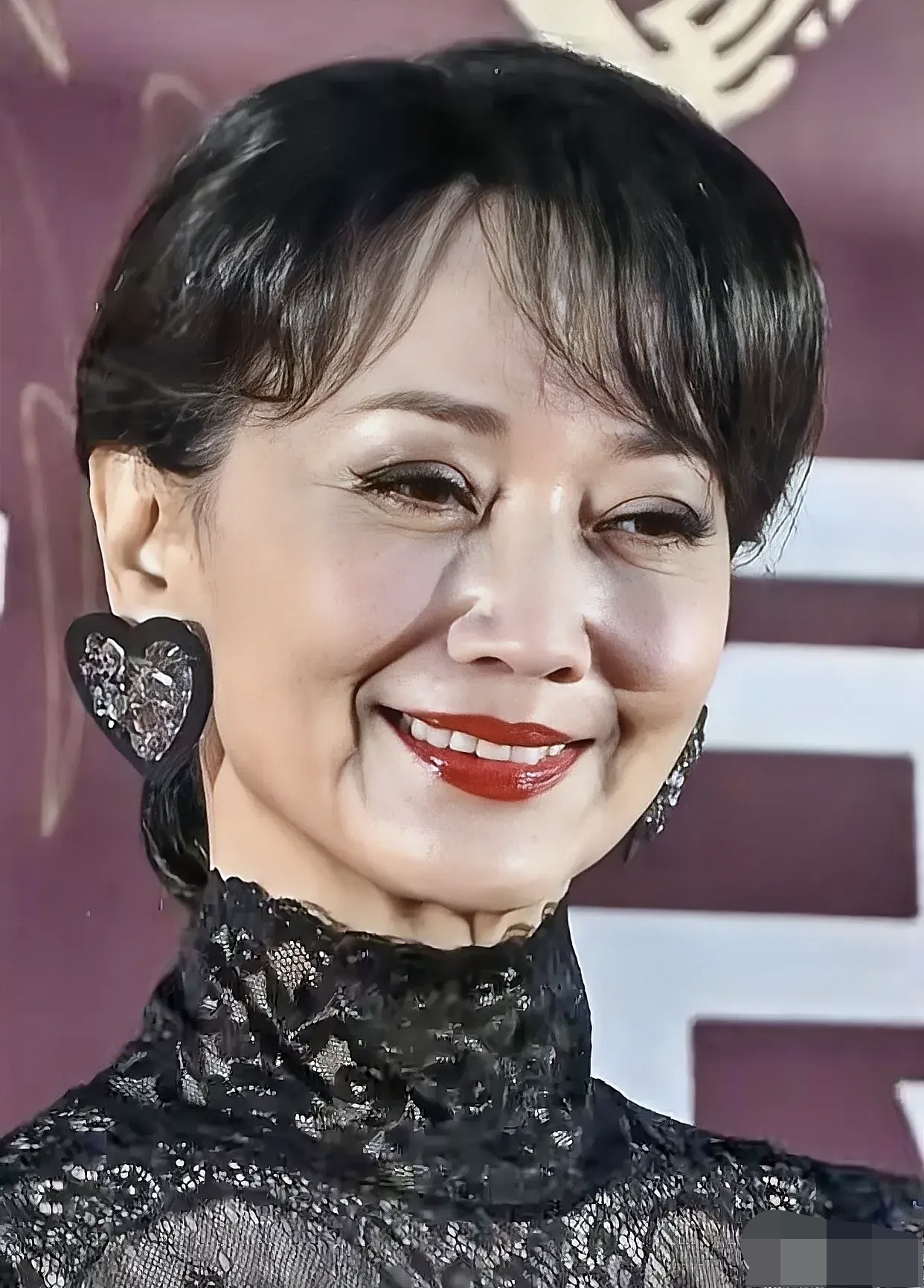 显年轻 普通老太太哪里有 这么优雅自信呢 一看就是与众不同 的大明星