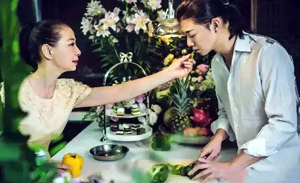 霍尊与母亲亲密照惹争议:母子温情为何让人不适?