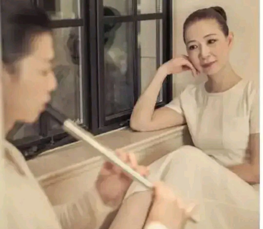 霍尊与母亲亲密照惹争议:母子温情为何让人不适?