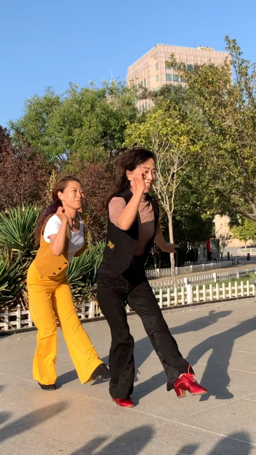 安静姐妹花,优美舞姿