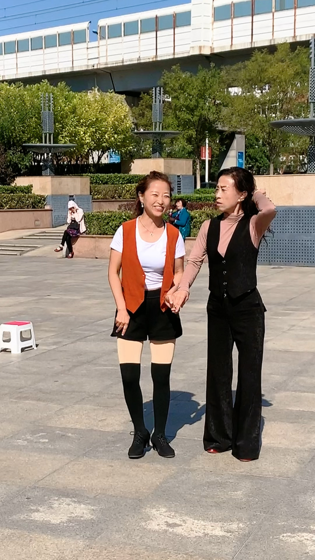 安静姐妹花,优美舞姿