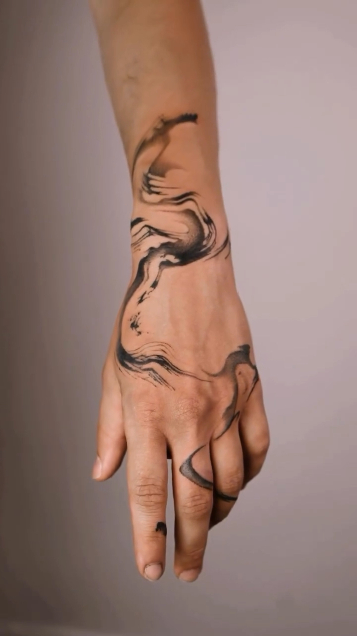 北京纹身/男生手背水墨纹身