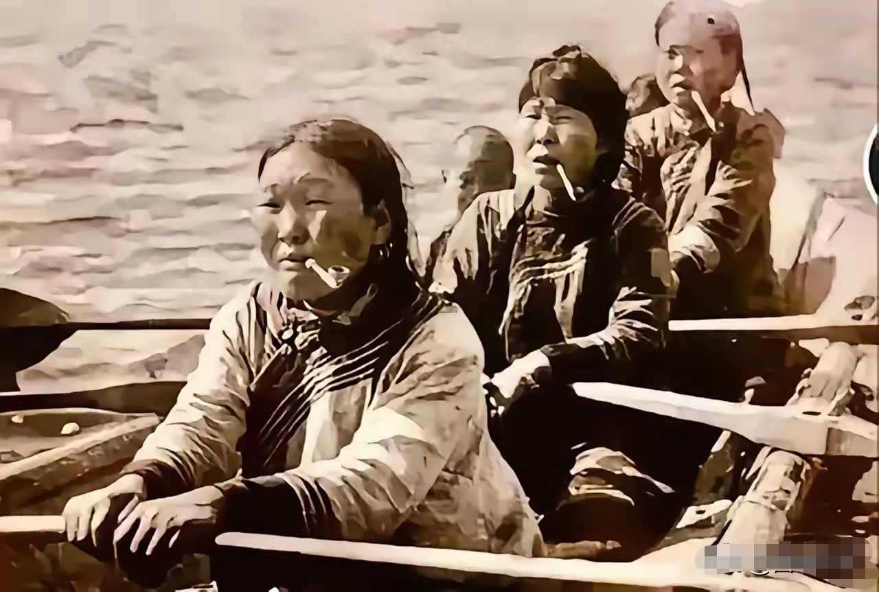 满族人起源于中国东北部的长白山地区和西伯利亚的通古斯,是古代女真