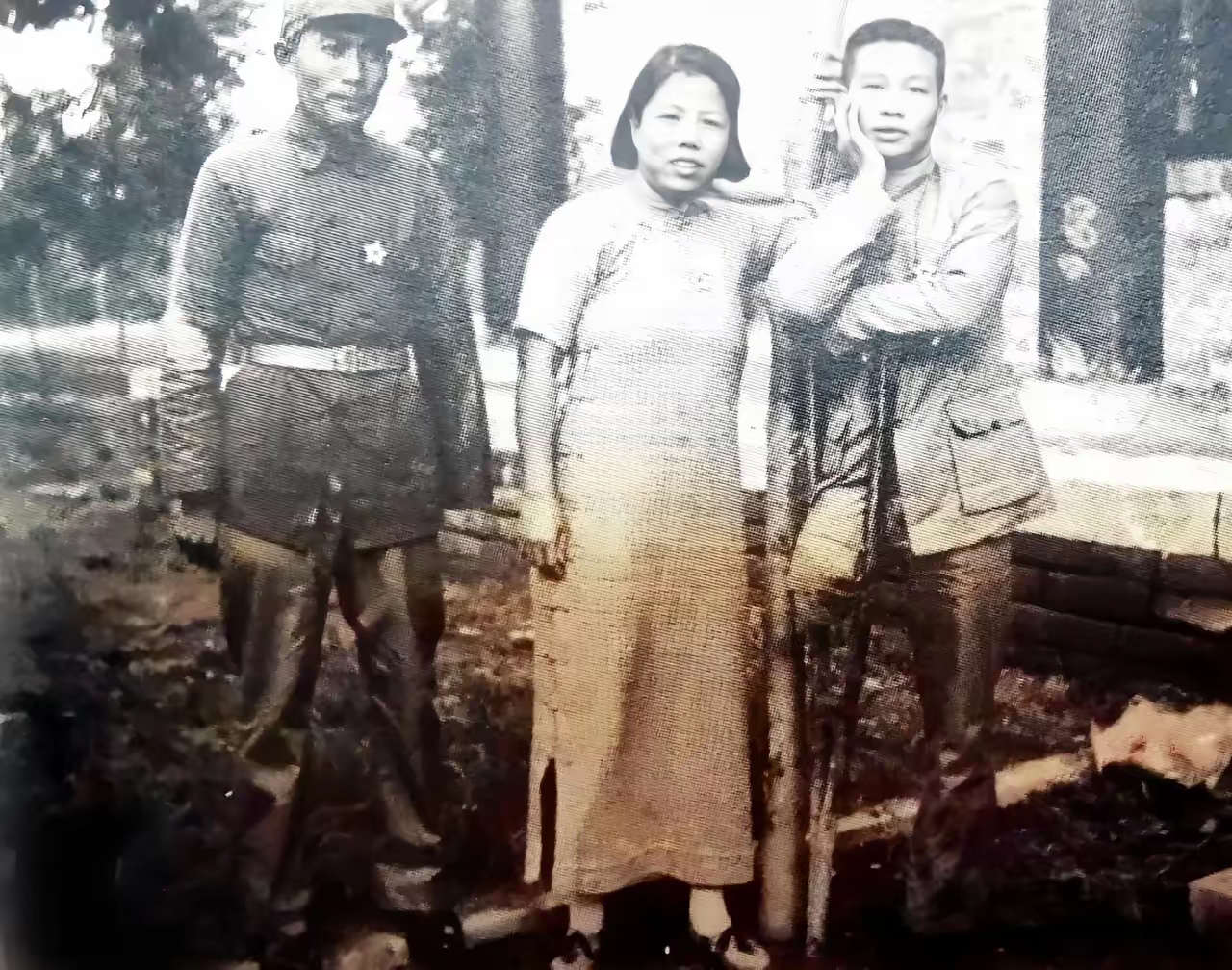 ,他是1933年第三次反围剿时失去了左臂
