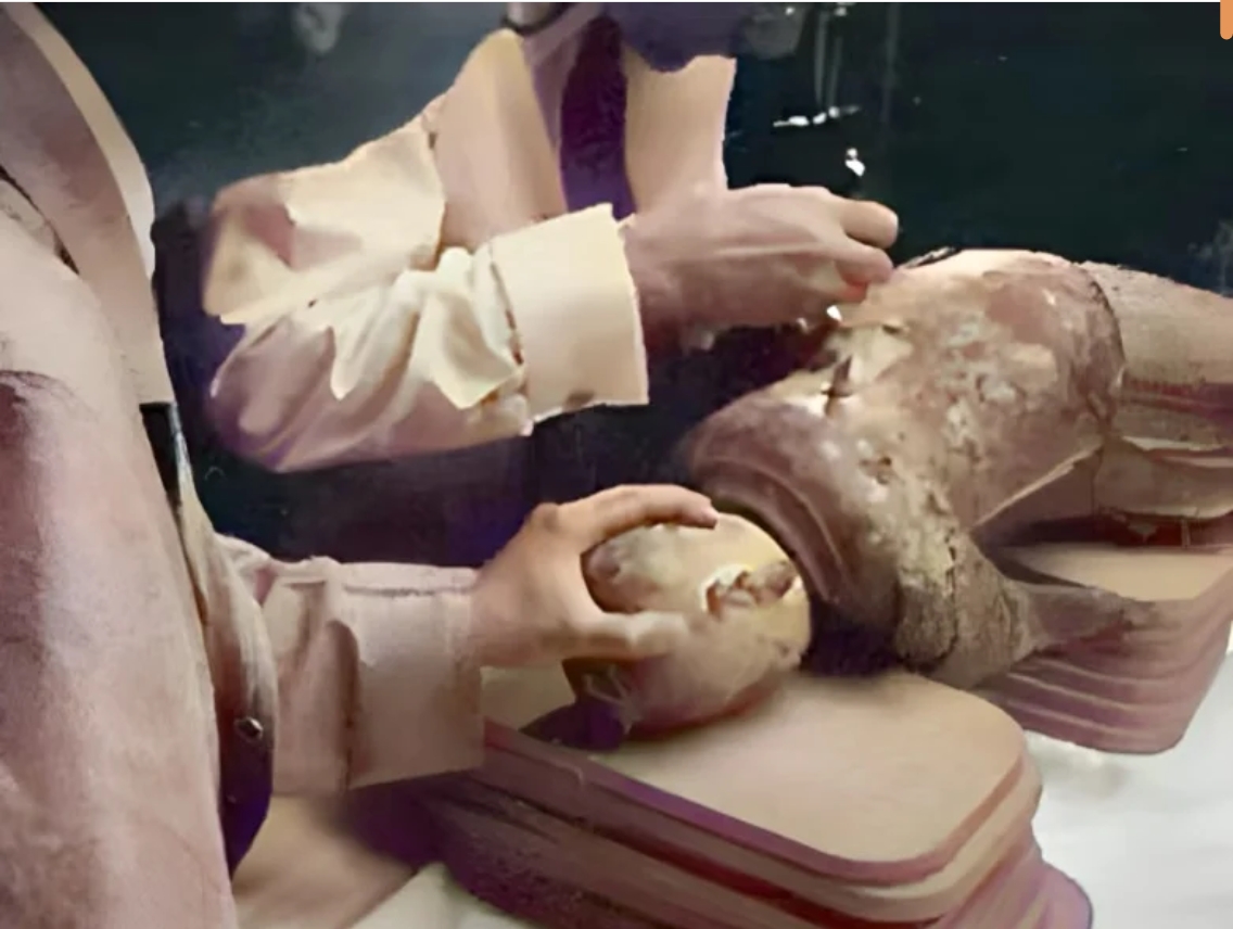 1957年,一名美国人用小刀解剖了一个中国明代的善财童子佛像