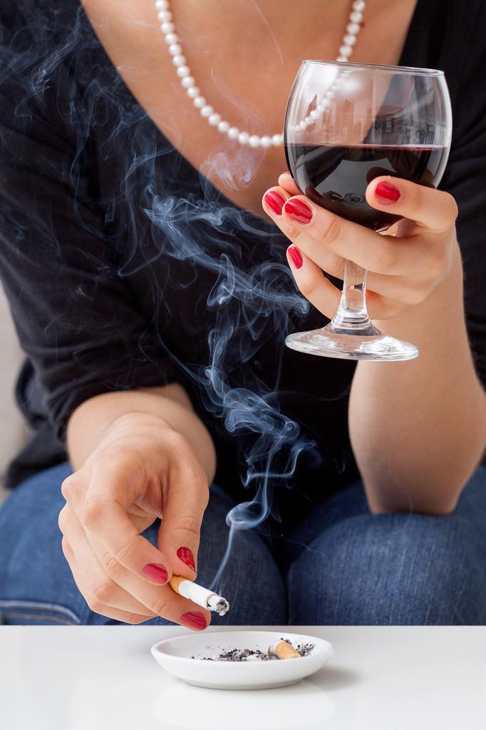 这时候,旁边有个美女突然跟我搭话:"大哥,能给我根烟不?