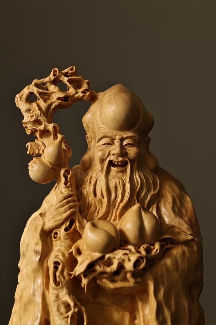 雕刻工写相兼,形神有稚拙率真之趣,寿星捧桃,若从仙山